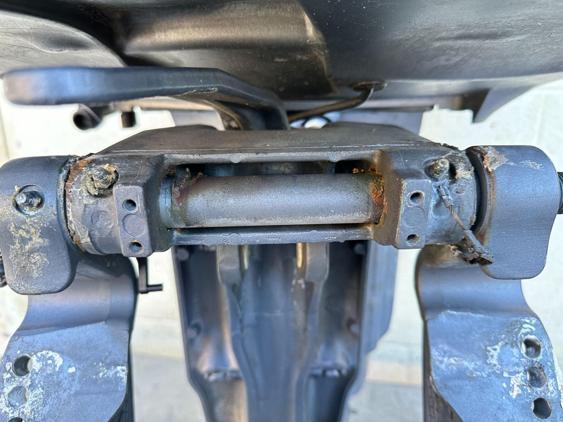 2004 Yamaha 225 HP 4 Stroke Outboard Complete Midsection & Swivel Bracket XL