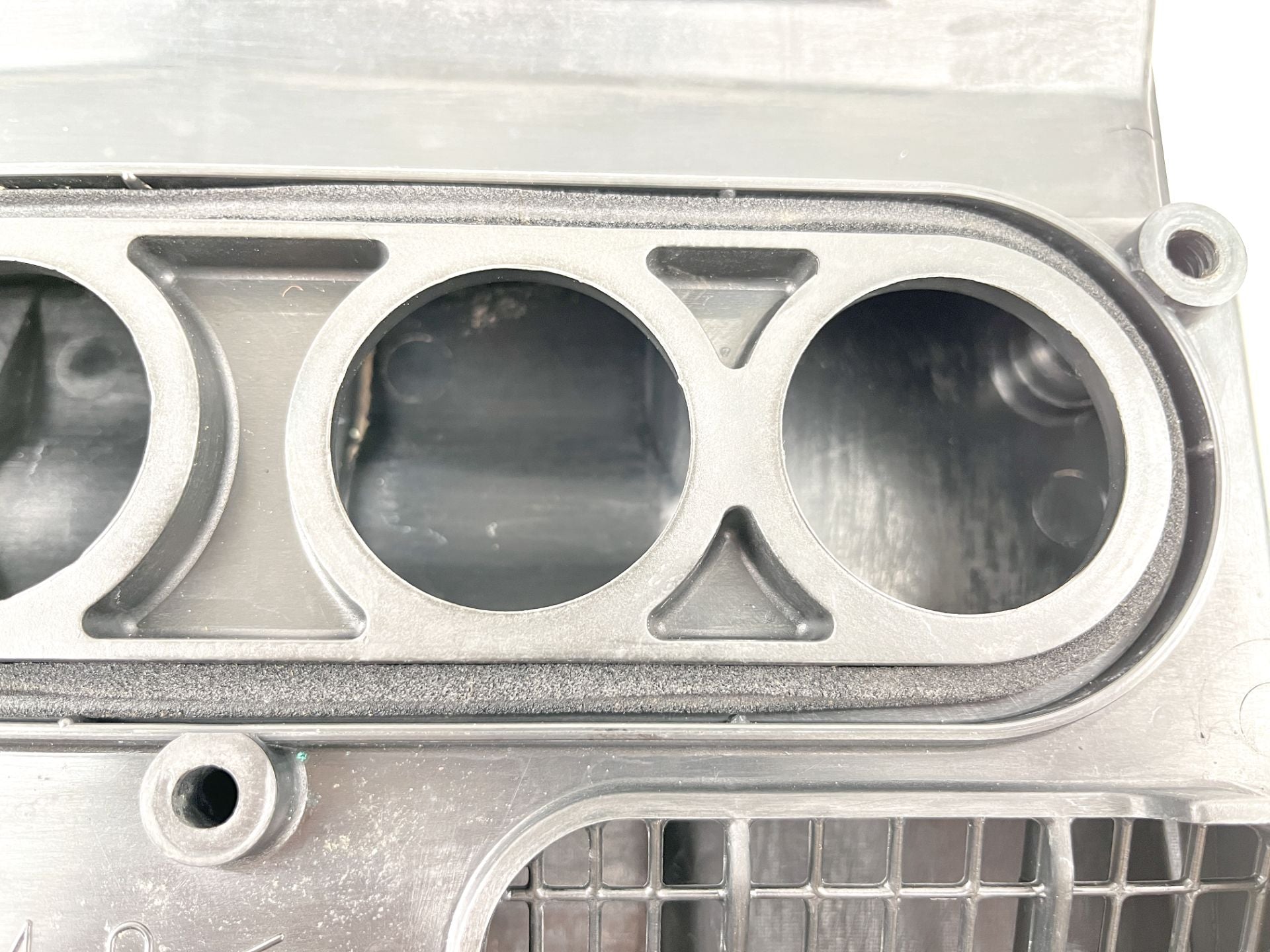 2001 Yamaha 225 HP 2 Stroke Outboard Intake Air Silencer Assembly 65L-14440-00-00