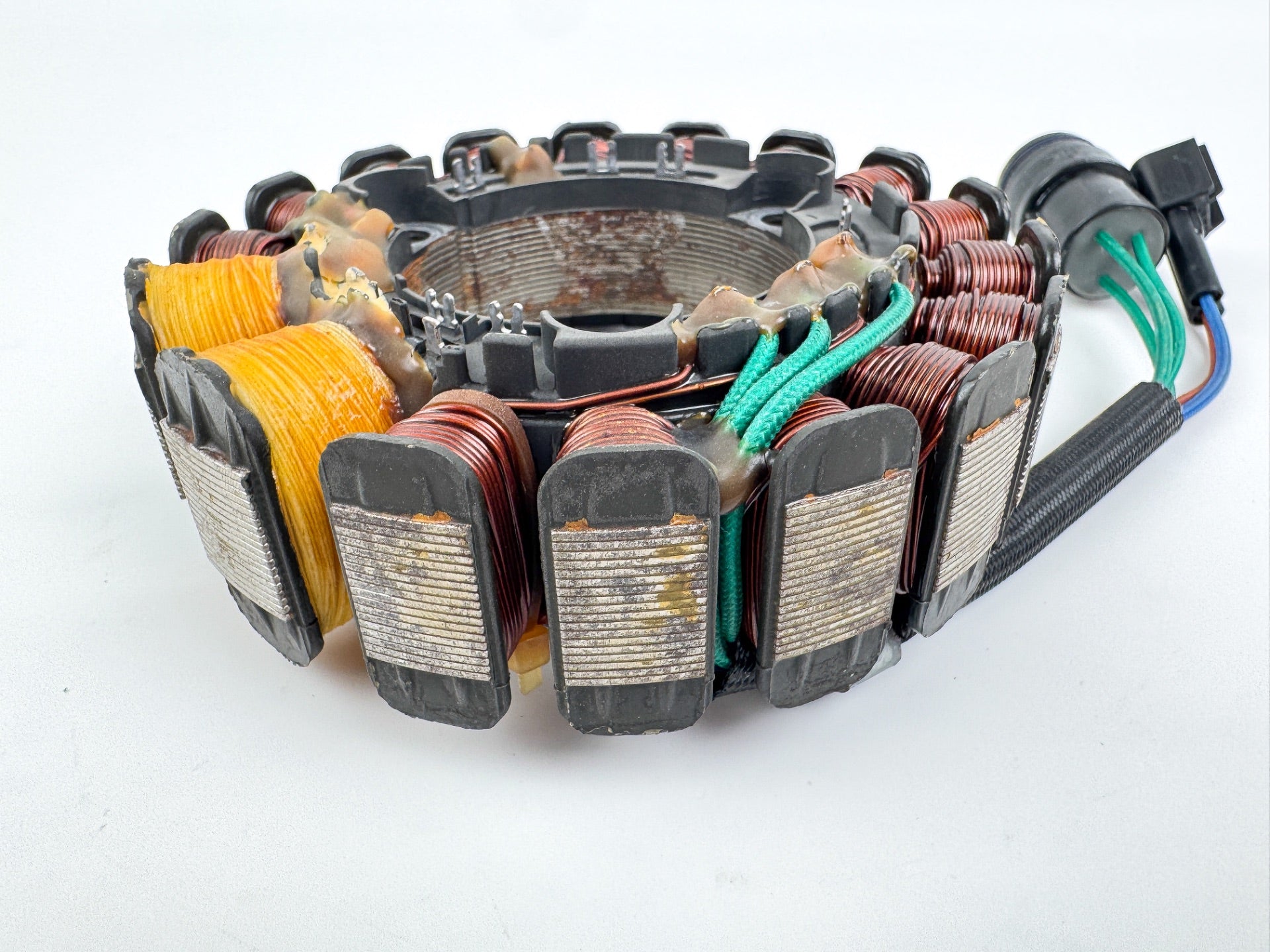 01-2004 Yamaha 50 60 HP 4 Stroke Outboard Stator W/ Base 64J-85510-00-00