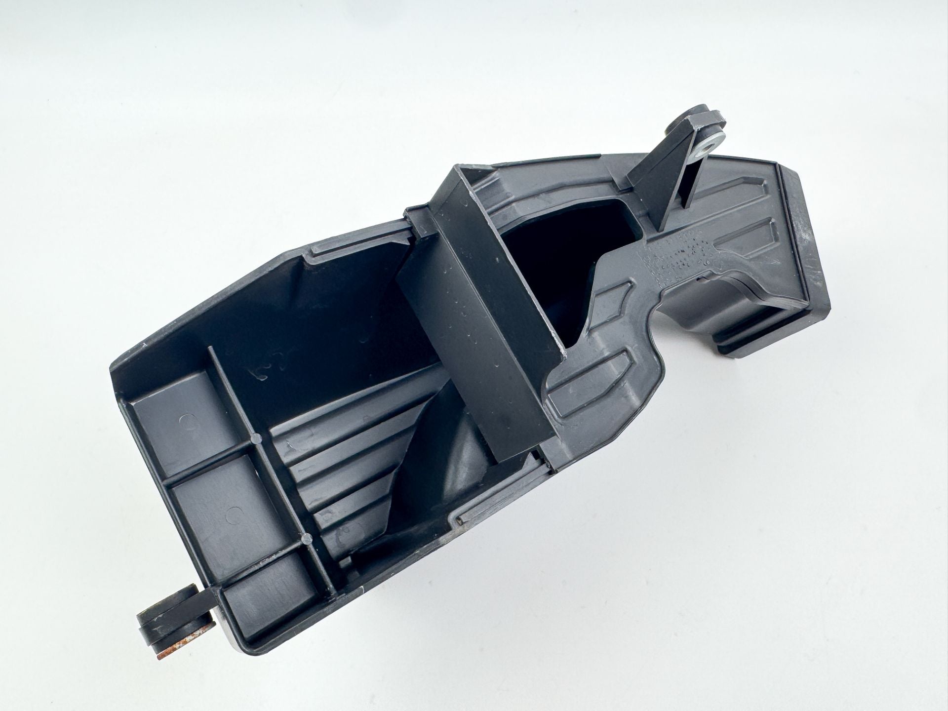 2011 Suzuki 115 HP 4 Stroke Outboard Intake Air Silencer Assembly 13810-90J01 OEM