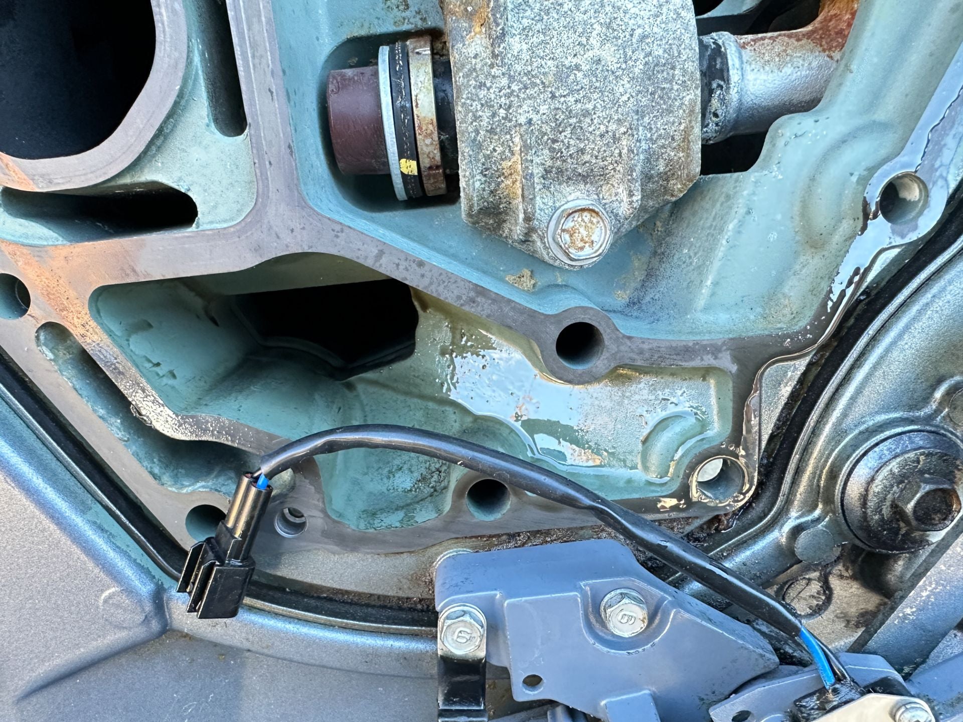 2004 Yamaha 225 HP 4 Stroke Outboard Complete Midsection & Swivel Bracket XL