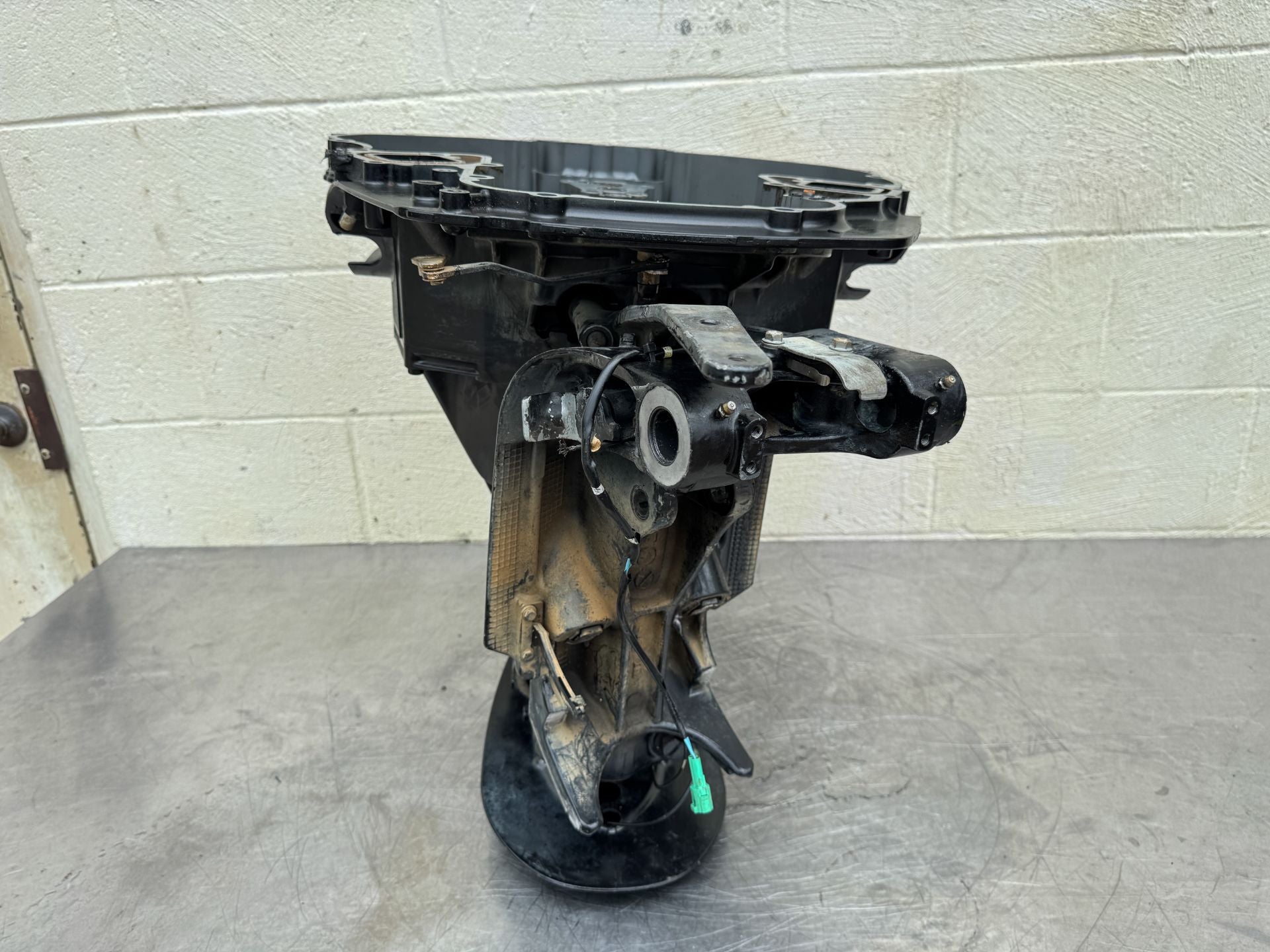 2010 Suzuki 250HP DF250S Long 20" Outboard Complete Midsection & Swivel Bracket