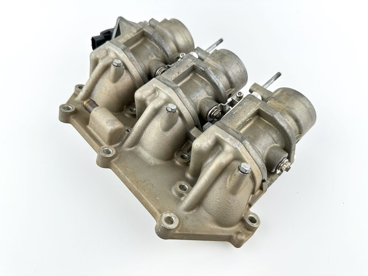 2002 Yamaha 200 HP 4 Stroke Outboard Intake Manifold & Throttle Body 60L-13750-00-00 OEM
