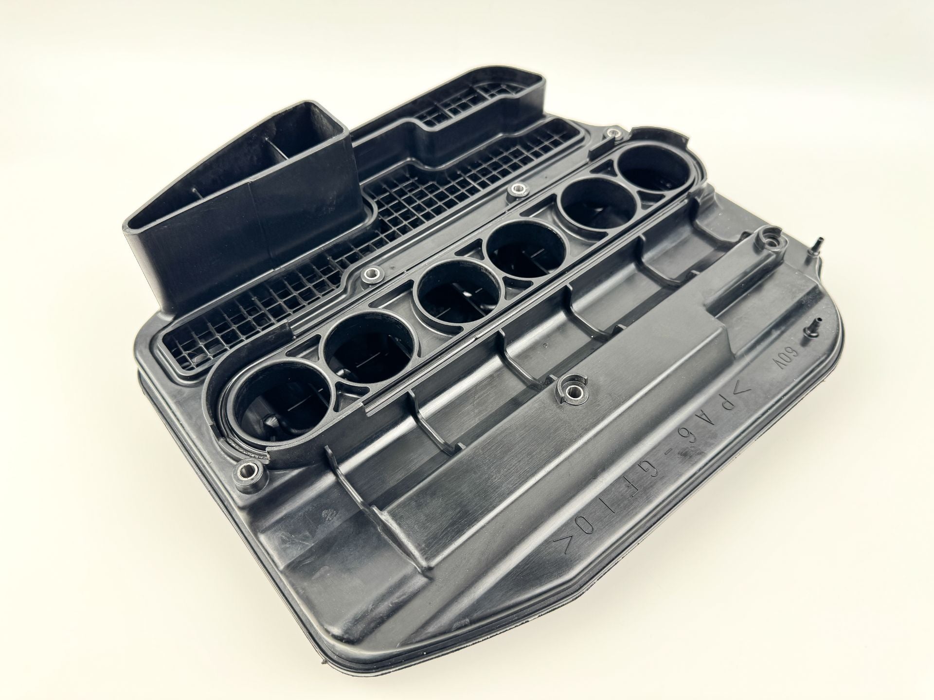 2005 Yamaha 300 HP HPDI 2 Stroke Outboard Intake Air Silencer Assembly 60V-14440-00-00 OEM