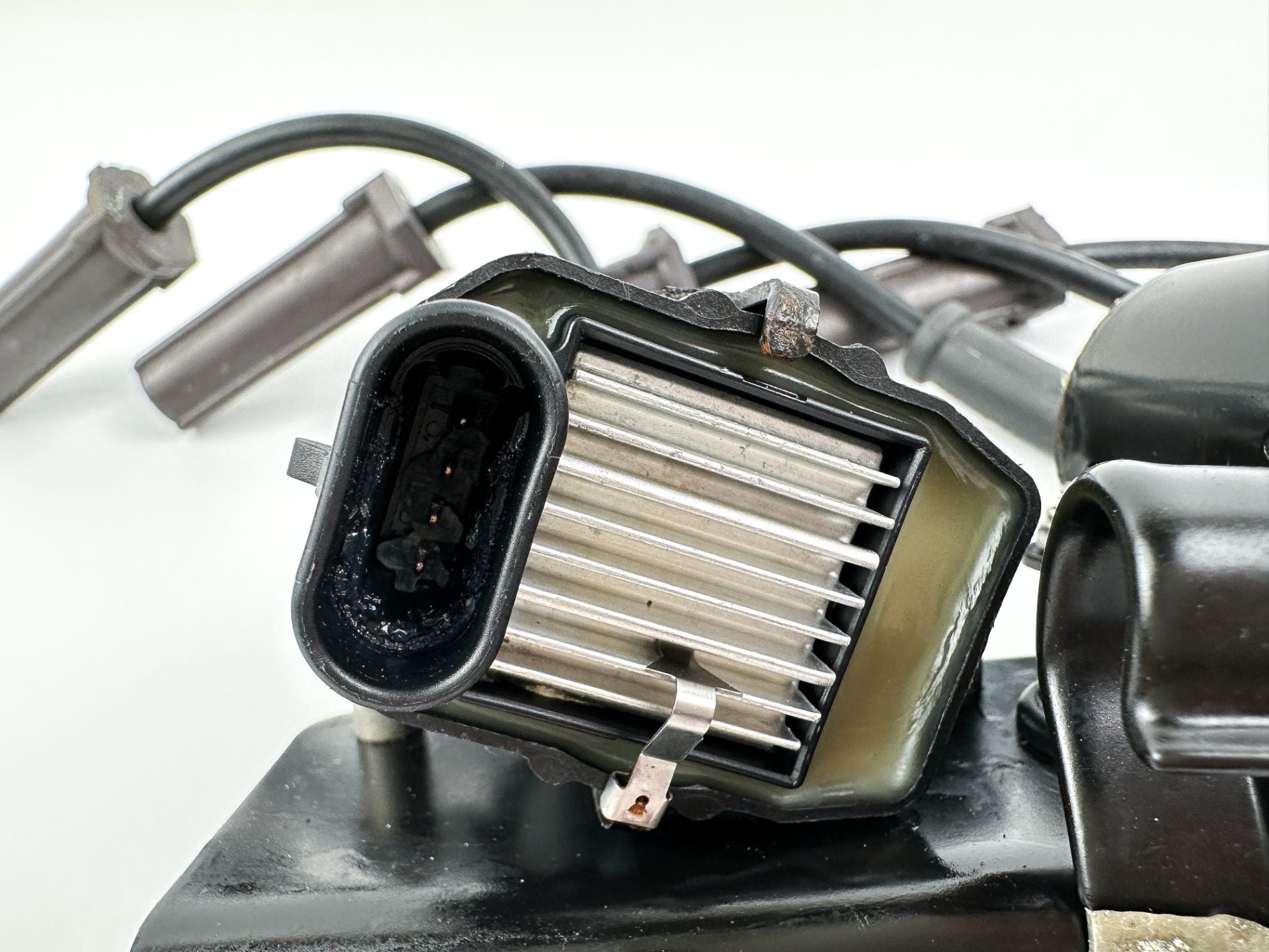 2004 Mercury 60 HP 4 Stroke Outboard Ignition Coil Set W/ Plate 8778031 OEM