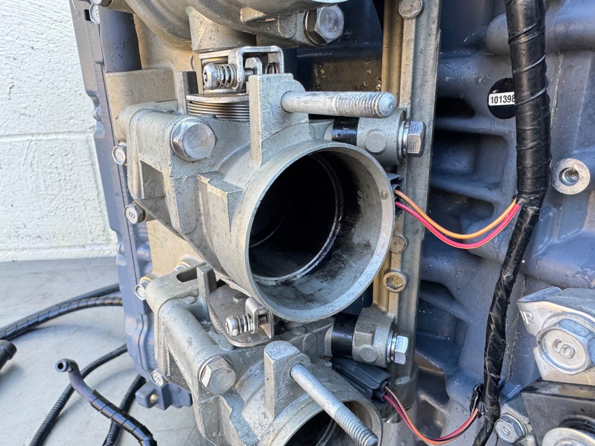 2004 Yamaha F225 225HP 3.3L 4 Stroke Outboard Powerhead - 231 Hours