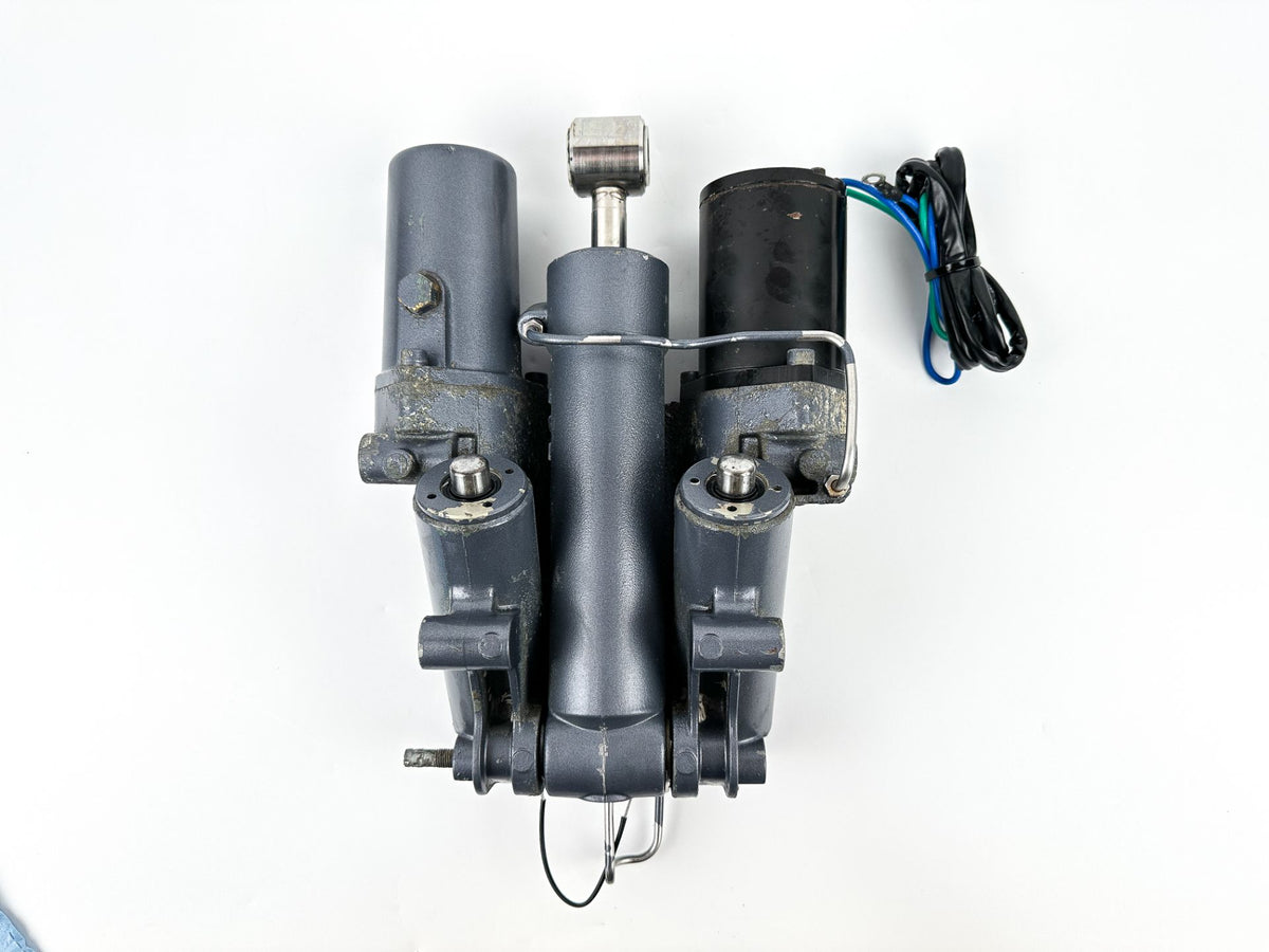 2004 Yamaha 225 HP 4 Stroke Outboard Power Trim Tilt Unit 69J-43800-01-4D Leaks