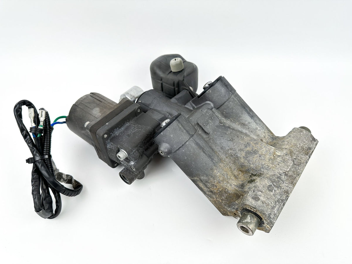 2003 Honda 225 HP 4 Stroke Outboard Power Trim Tilt Unit 04603-ZY3-000 - Leaks