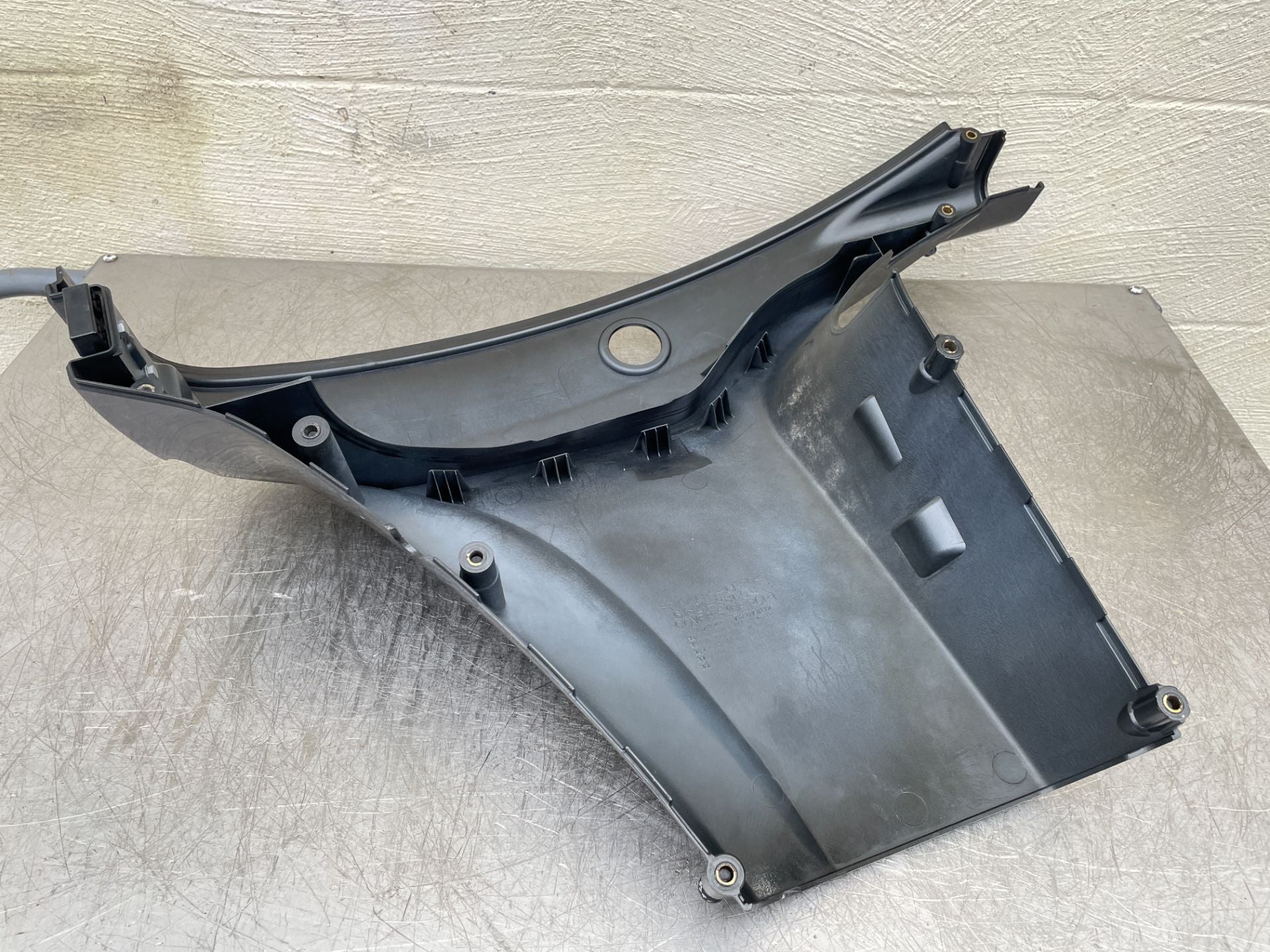 2016 Suzuki 40 HP 4 Stroke Outboard Lower Apron Cowling Port Left 61821-88L20-0EP OEM