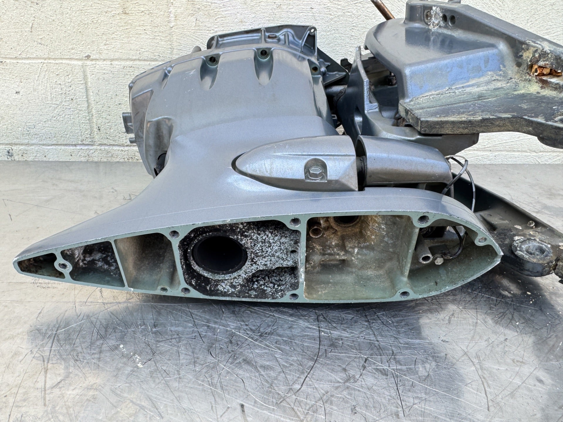 2003 Yamaha 115 HP 4 Stroke Outboard Complete Midsection & Swivel Bracket 64E-43311-10-8D OEM