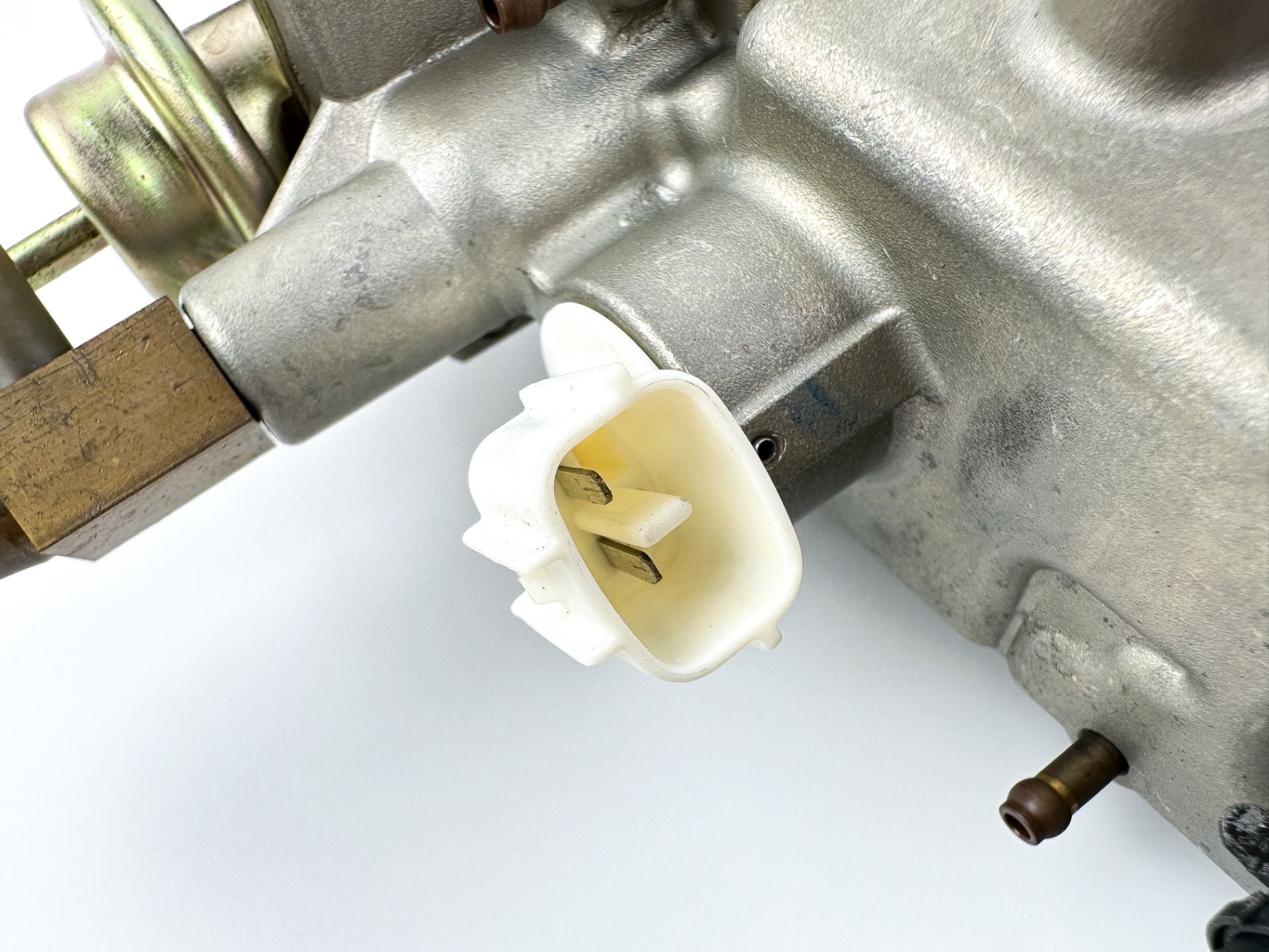 2005 Yamaha 250HP 4 Stroke VST Float Chamber Assembly 6P2-14180-00-00 Cleaned & Tested