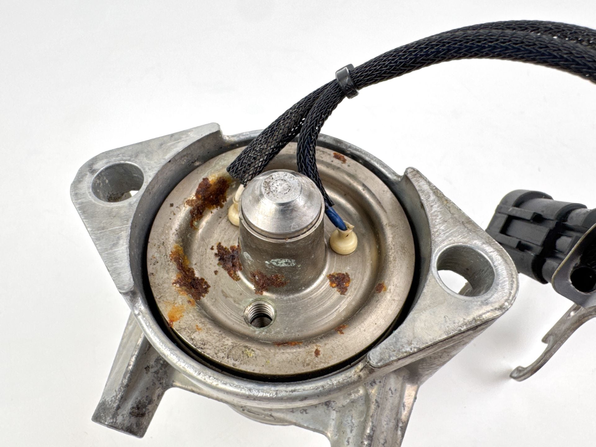 2005 Evinrude 250 HP 2 Stroke Outboard Port Side Fuel Injector 5006221 OEM