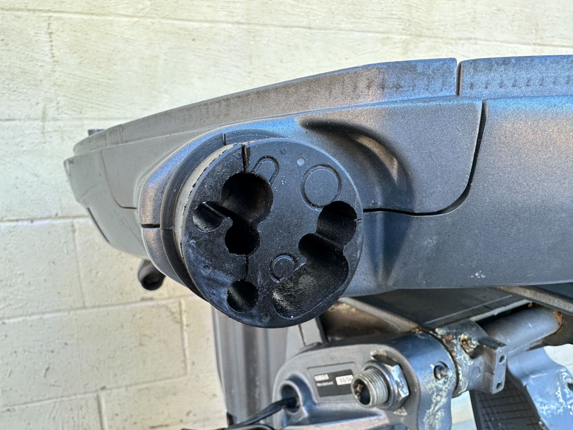 2004 Yamaha 225 HP 4 Stroke Outboard Complete Midsection & Swivel Bracket XL