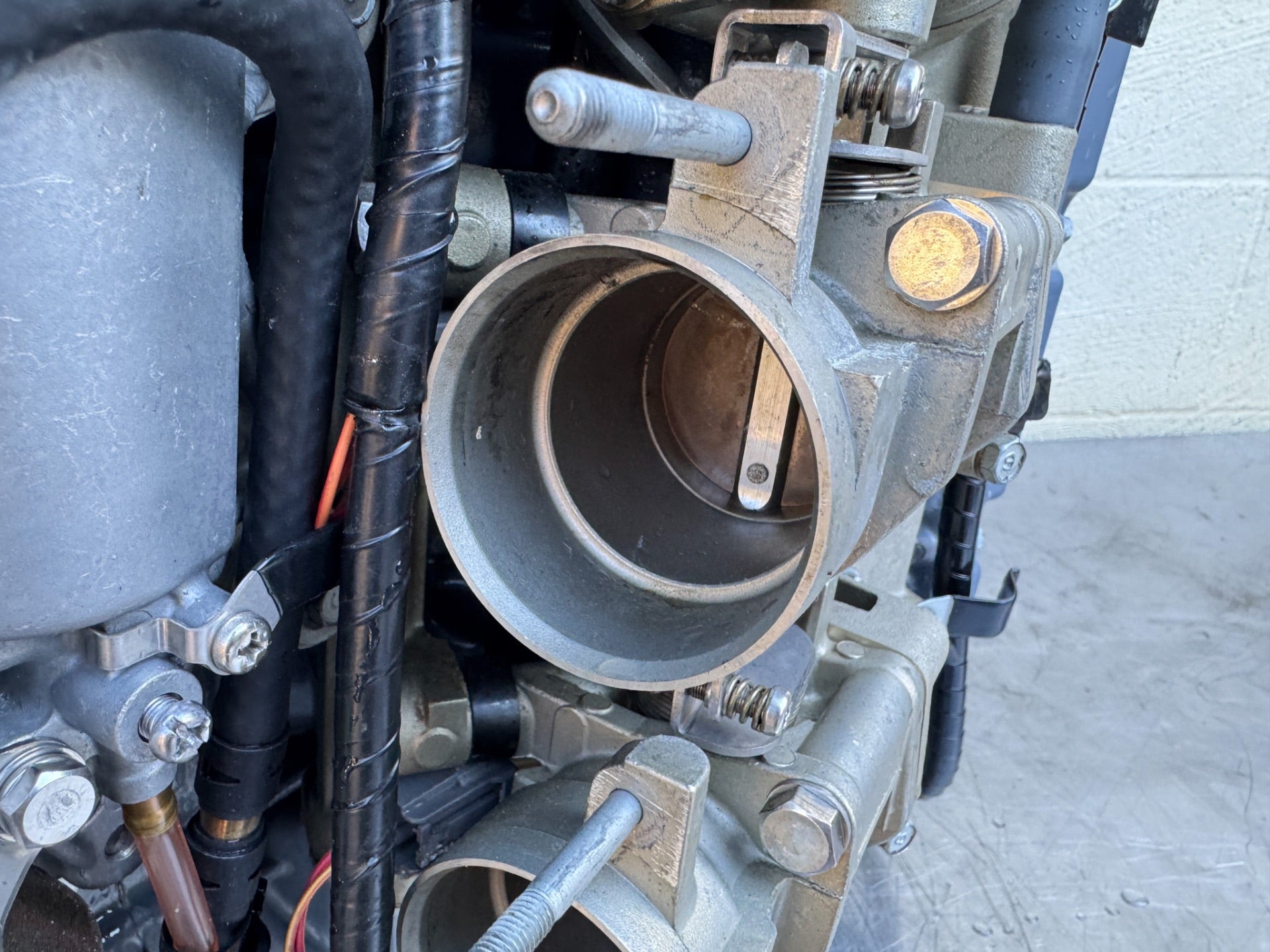 2004 Yamaha F225 225HP 3.3L 4 Stroke Outboard Powerhead - 231 Hours