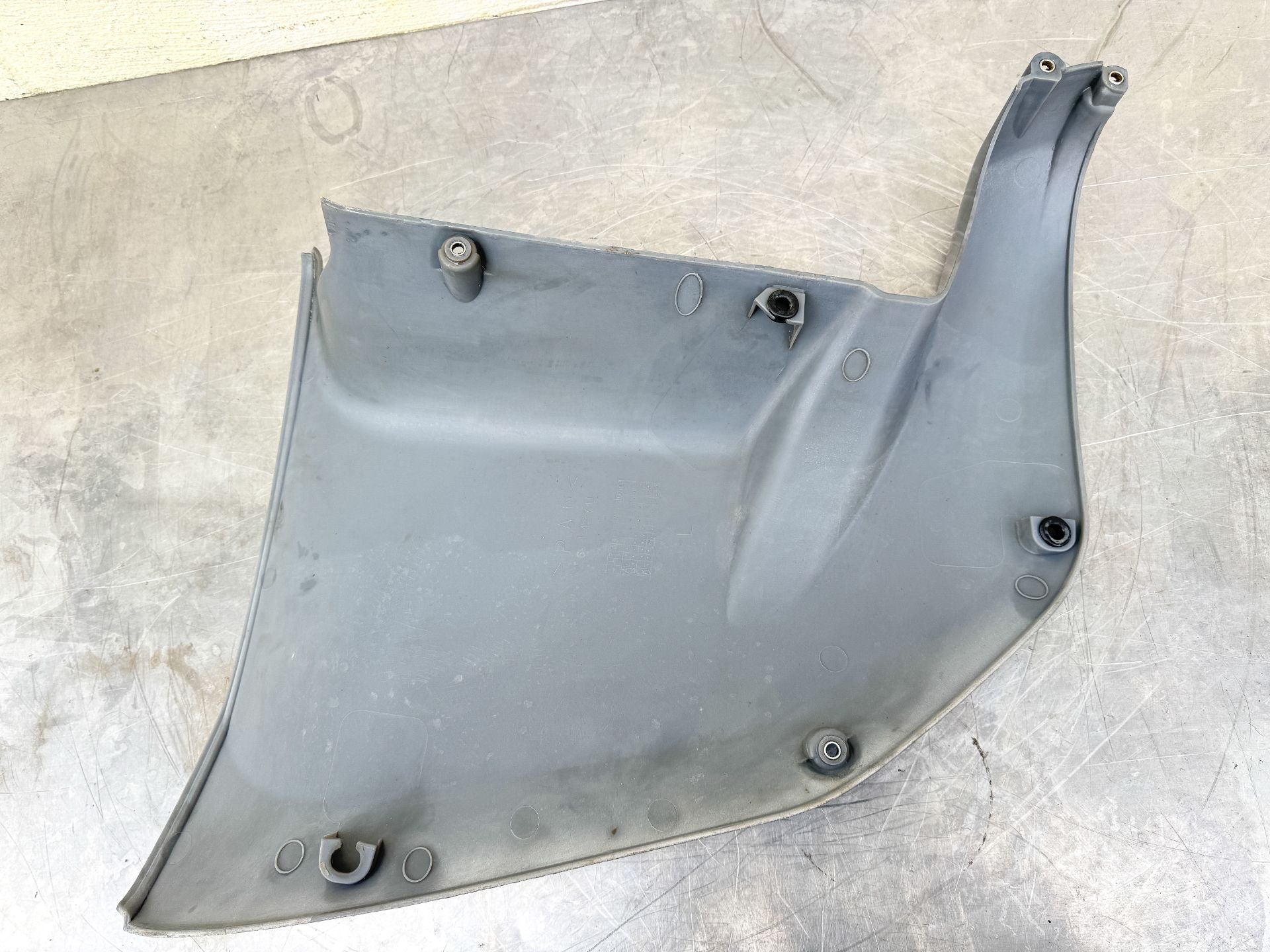 2002 Yamaha 225 HP 4 Stroke Outboard Lower Apron Cover Set 69J-42771-00-8D OEM