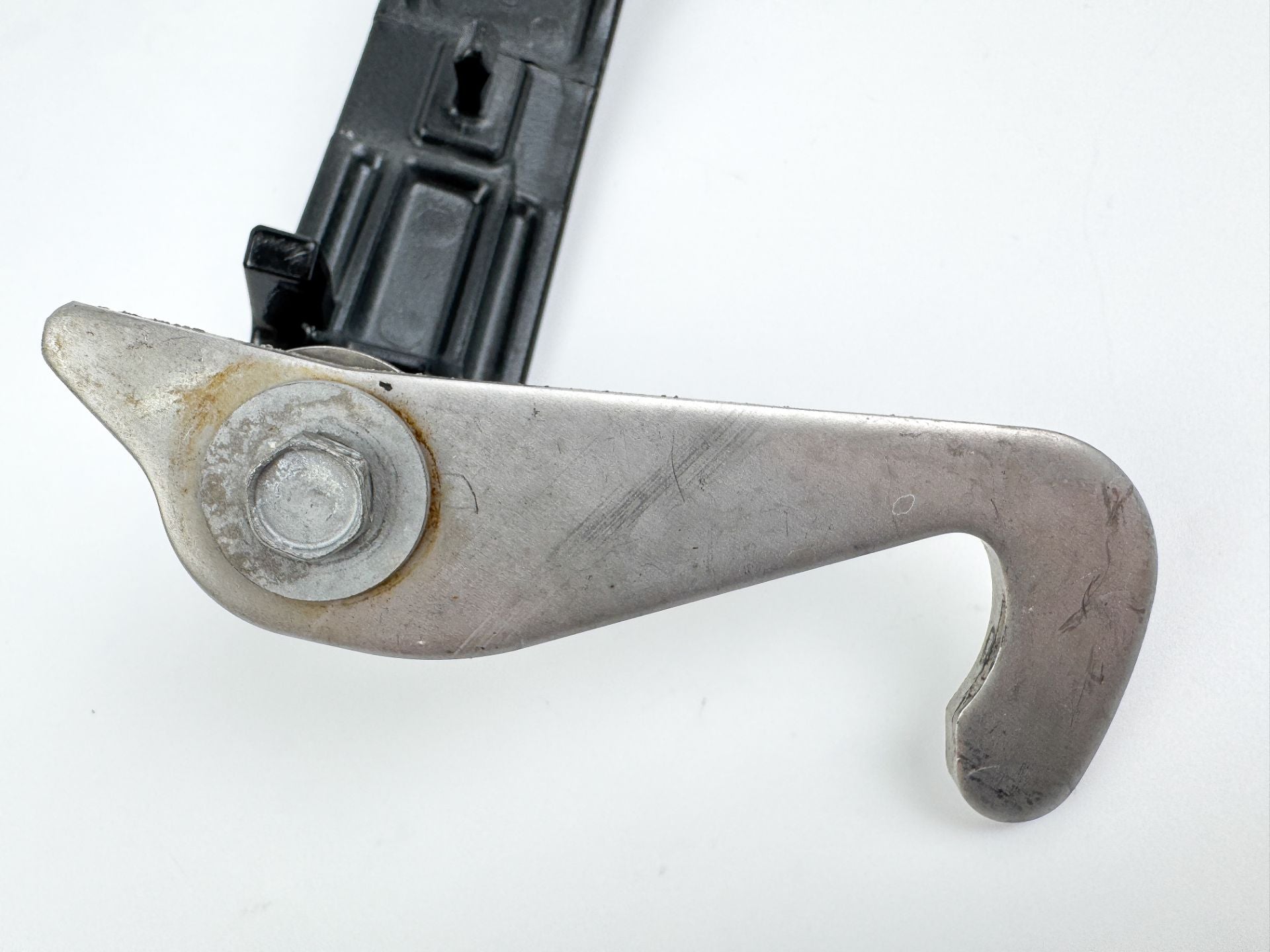 2010 Suzuki 250 HP 4 Stroke Outboard Starboard Latch Handle 61633-93J00-0EP OEM