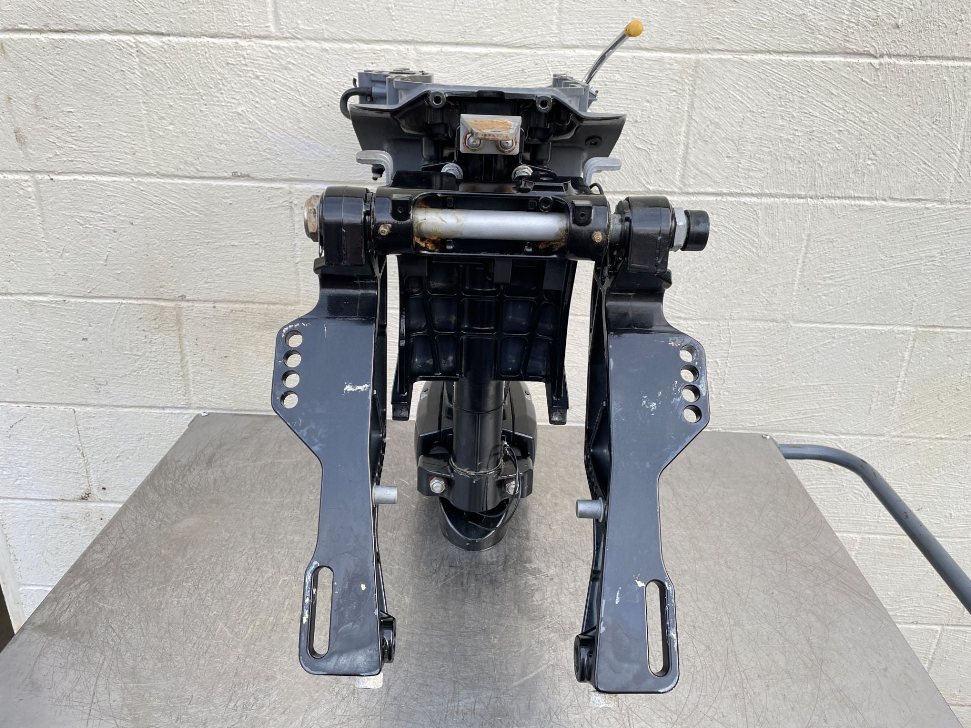 2016 Suzuki 40 HP 4 Stroke Outboard Complete Midsection & Swivel Bracket 11501-88L01-0EP OEM