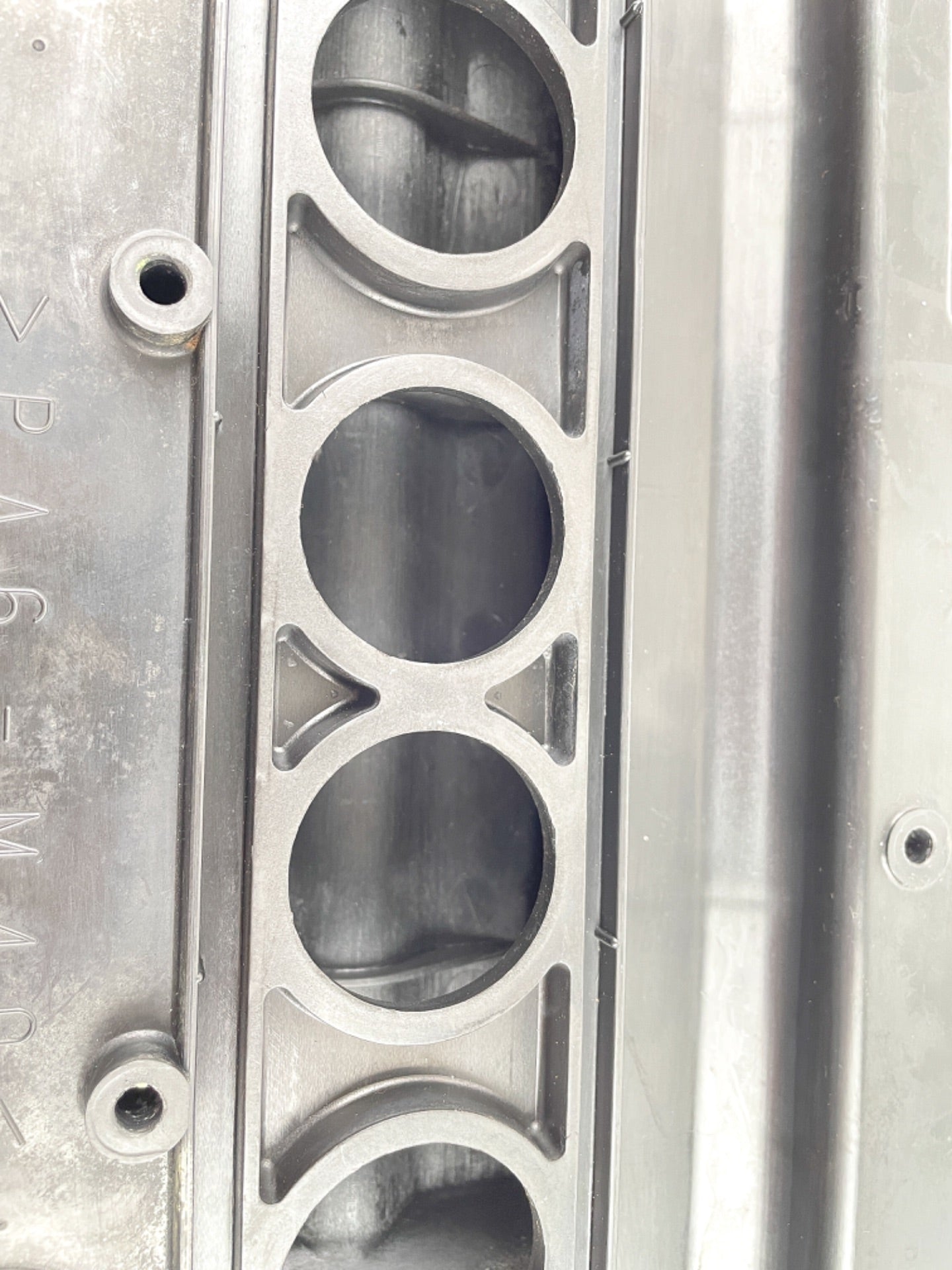 2000 Yamaha 250 HP 2 Stroke Outboard Intake Air Silencer Assembly 65L-14440-00-00 OEM