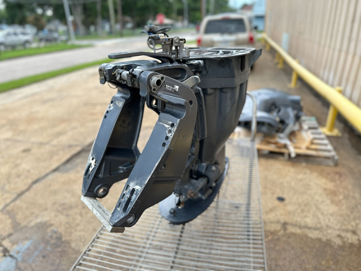 2017 Yamaha 200 HP 4 Stroke Outboard Complete Midsection & Swivel Bracket 6DA-45111-00-8D OEM