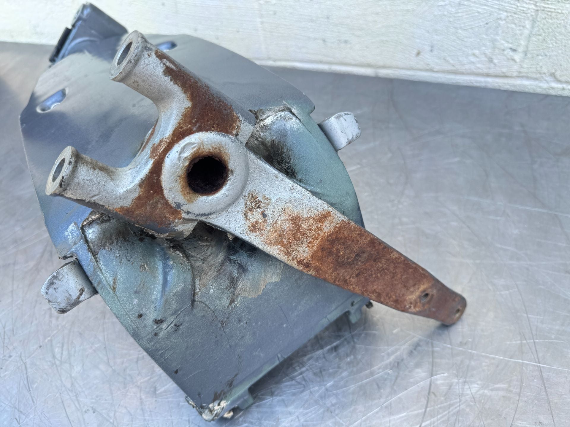 2005 Yamaha 225 HP 4 Stroke Outboard Swivel Bracket 69J-42510-00-8D OEM