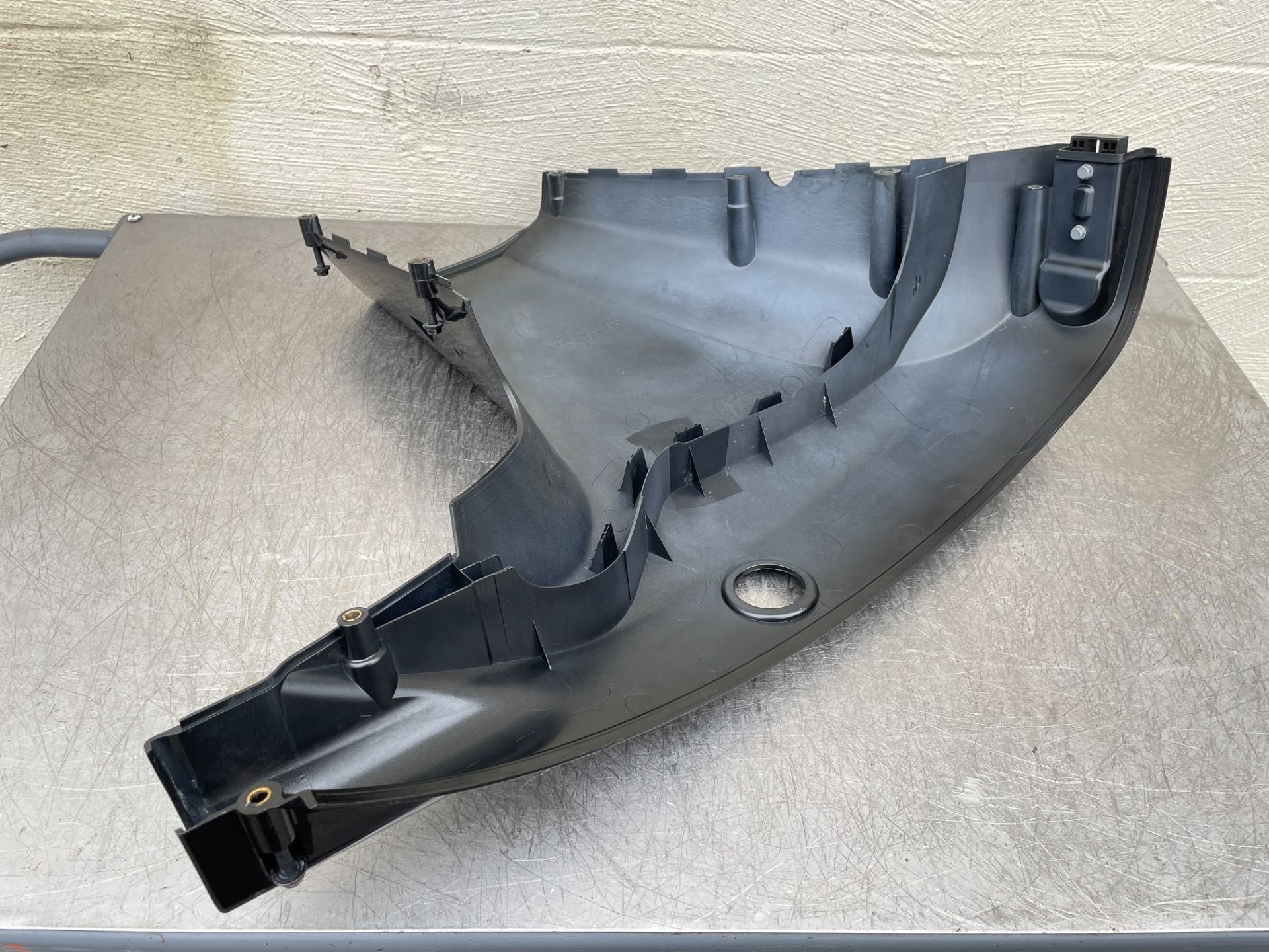 2016 Suzuki 40 HP 4 Stroke Outboard Lower Apron Cowling Port Left 61821-88L20-0EP OEM