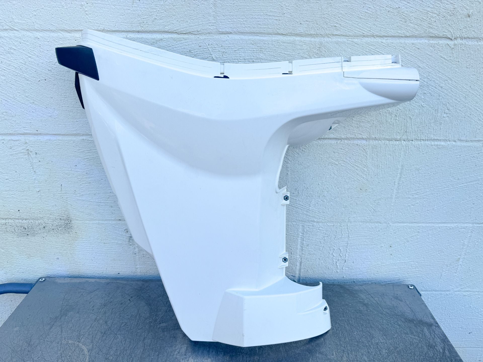 2015 Evinrude 30 HP 2 Stroke Outboard Lower Apron Cowling Starboard White 5008171 OEM