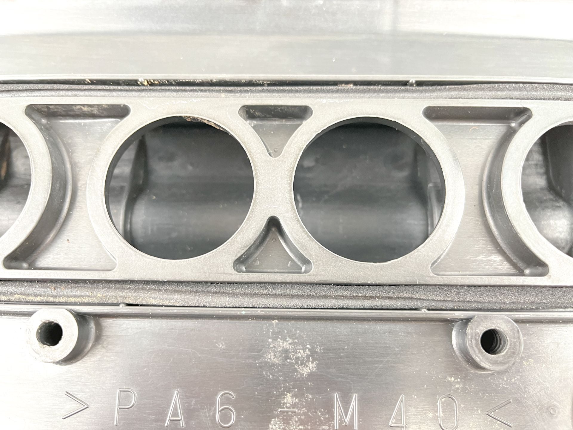 2001 Yamaha 225 HP 2 Stroke Outboard Intake Air Silencer Assembly 65L-14440-00-00