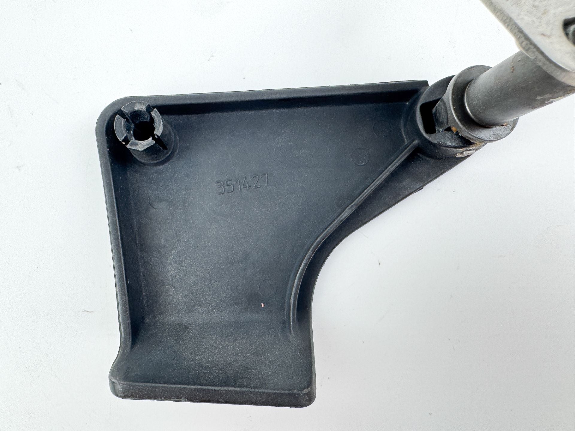 2010 Evinrude 250 HP 2 Stroke Outboard Starboard Latch Handle 5005708 OEM