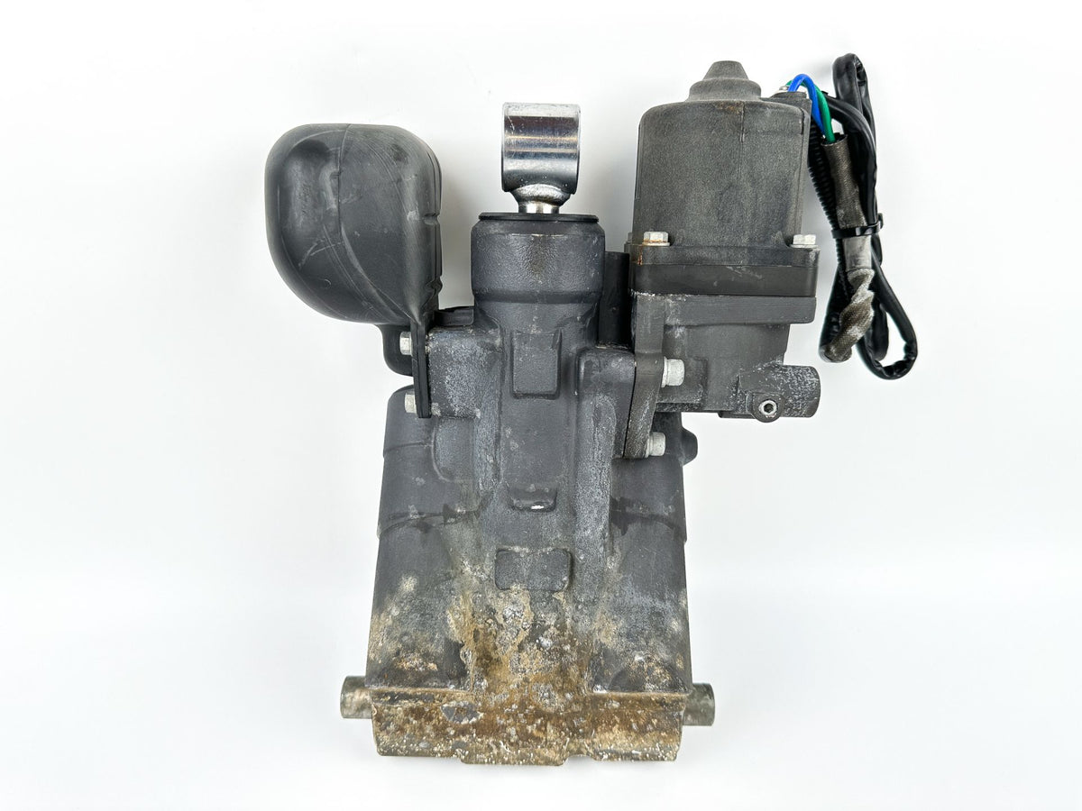 2003 Honda 225 HP 4 Stroke Outboard Power Trim Tilt Unit 04603-ZY3-000 - Leaks