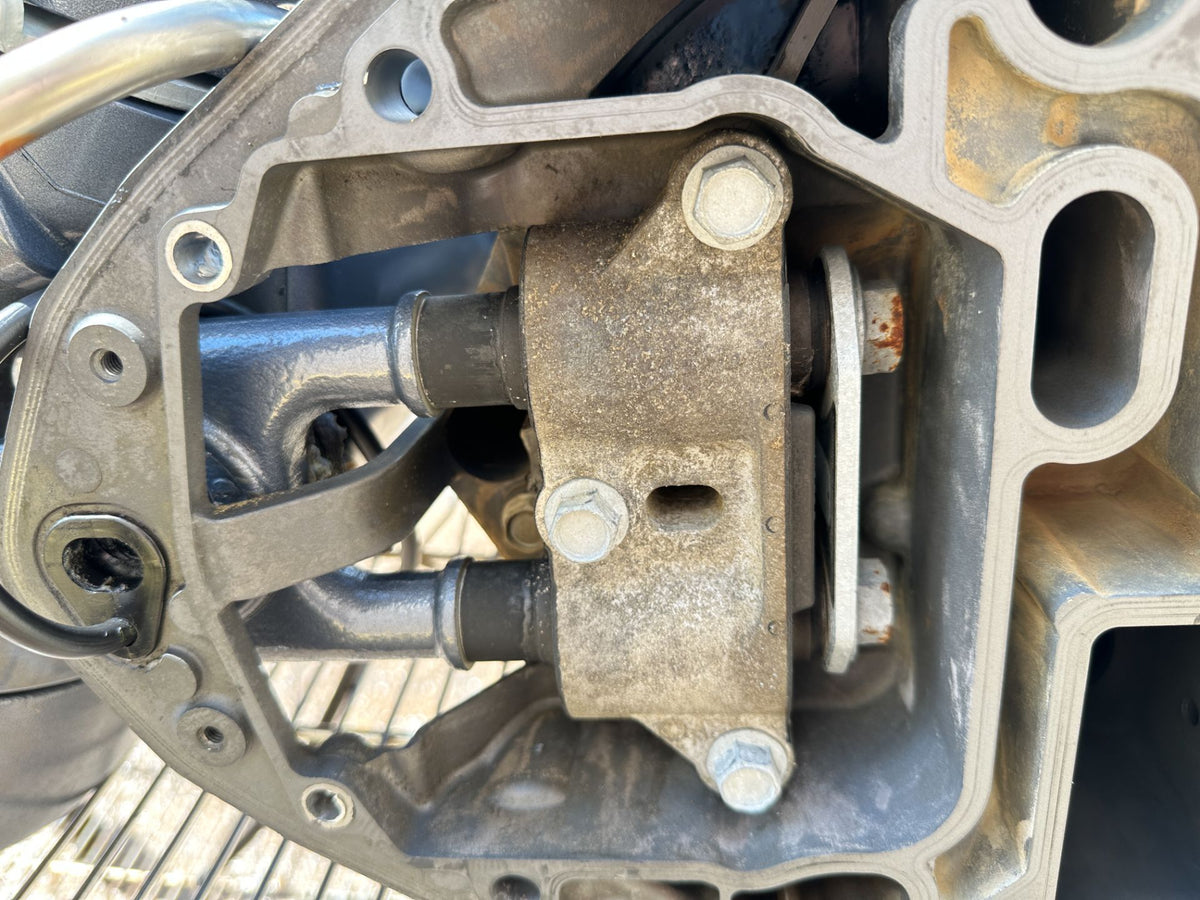 2016 Yamaha 115 HP 4 Stroke L" 20" Complete Midsection & Swivel Bracket 6EK-45111-00-8D