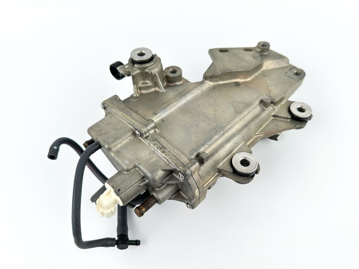 2004 Yamaha 225 HP 4 Stroke Outboard VST Float Chamber Assembly 69J-24410-00-00 OEM