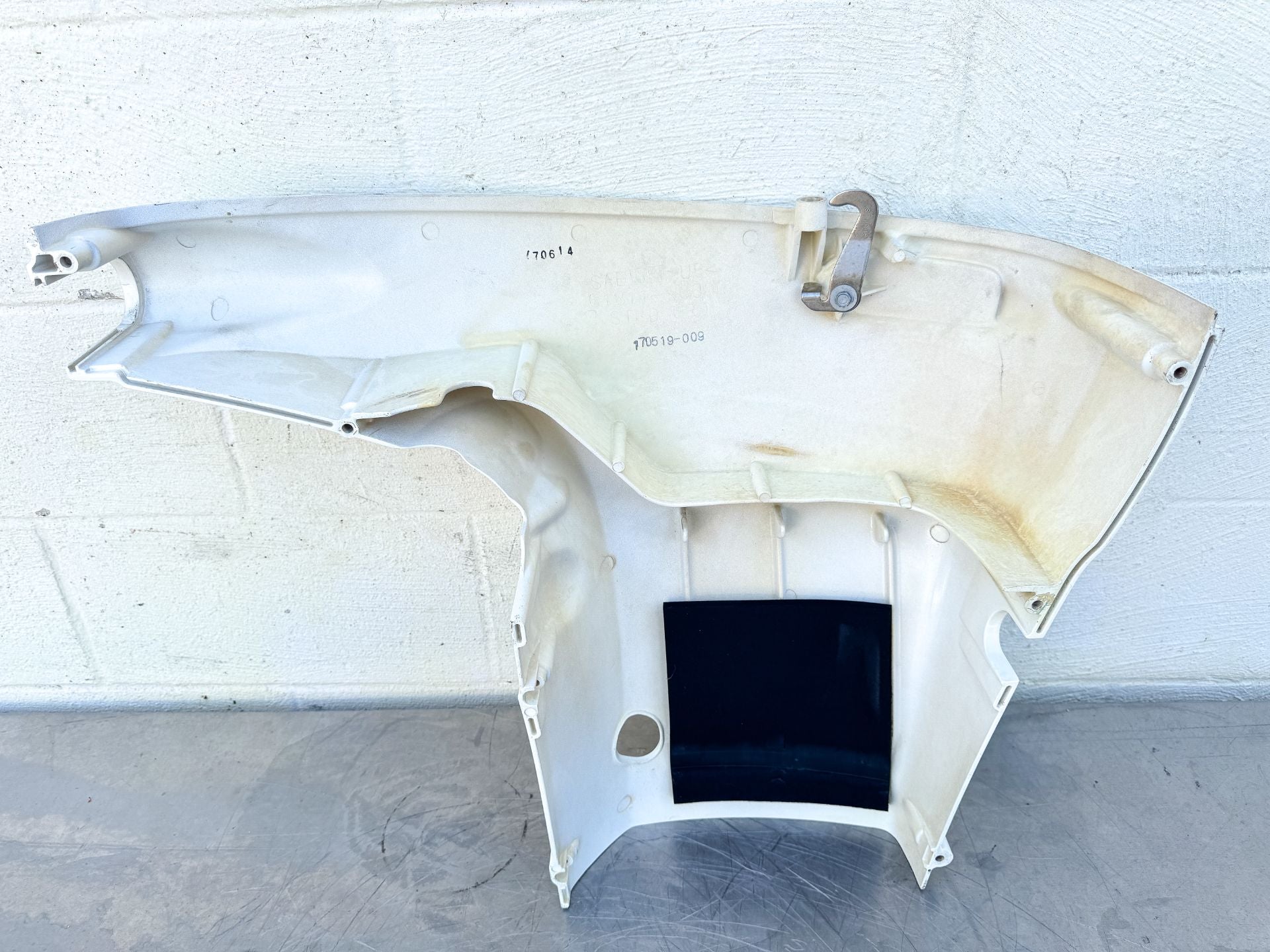 2017 Suzuki 115 HP 4 Stroke Outboard Lower Apron Cowling Starboard 61810-90J10-Y5S OEM