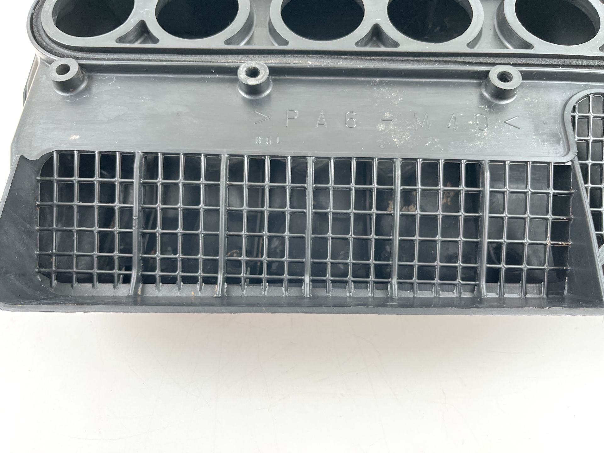 2001 Yamaha 225 HP 2 Stroke Outboard Intake Air Silencer Assembly 65L-14440-00-00