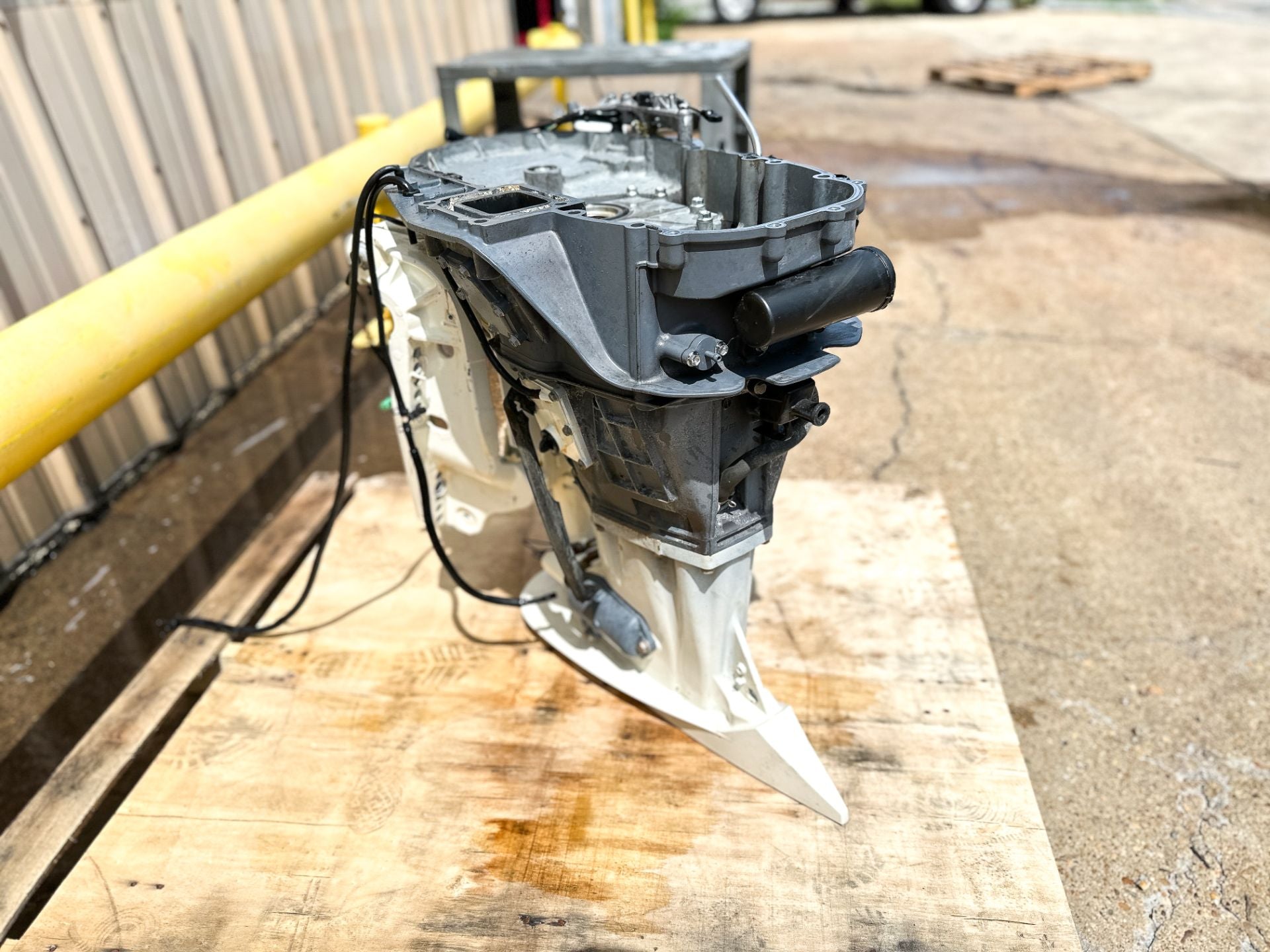 2018 Suzuki 200 HP 4 Stroke Outboard Complete Midsection & Swivel Bracket 43111-96J10-Y5S OEM