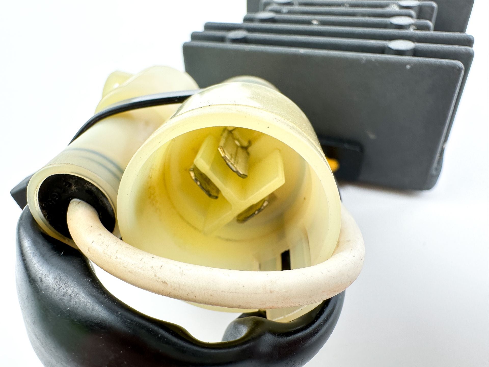 2000 Suzuki 70 HP 4 Stroke Outboard Rectifier & Regulator 32800-92E20 OEM