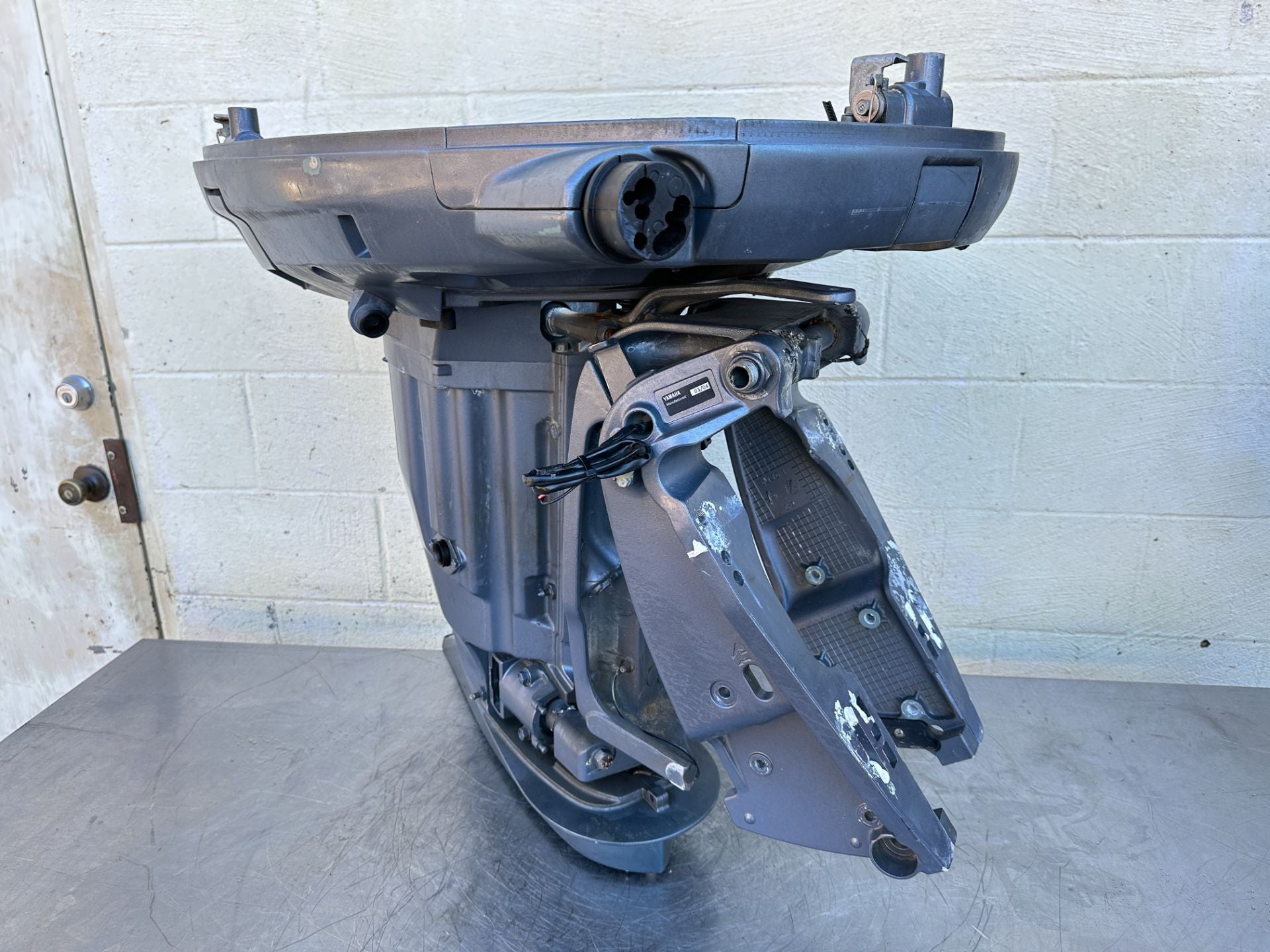 2004 Yamaha 225 HP 4 Stroke Outboard Complete Midsection & Swivel Bracket XL