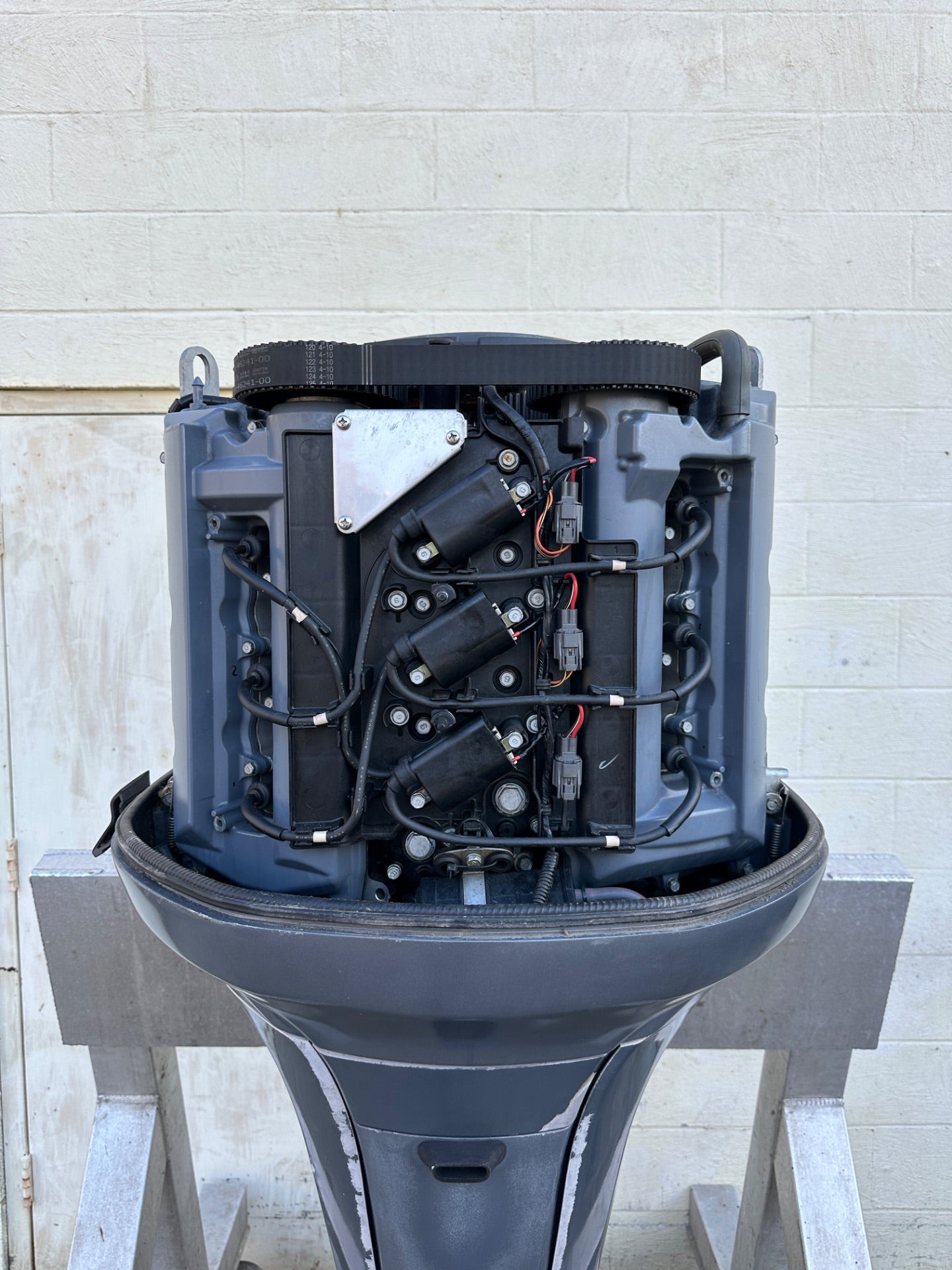 2005 Yamaha F225 225HP 4 Stroke Outboard Engine W/ 25" Shaft Standard Rotation