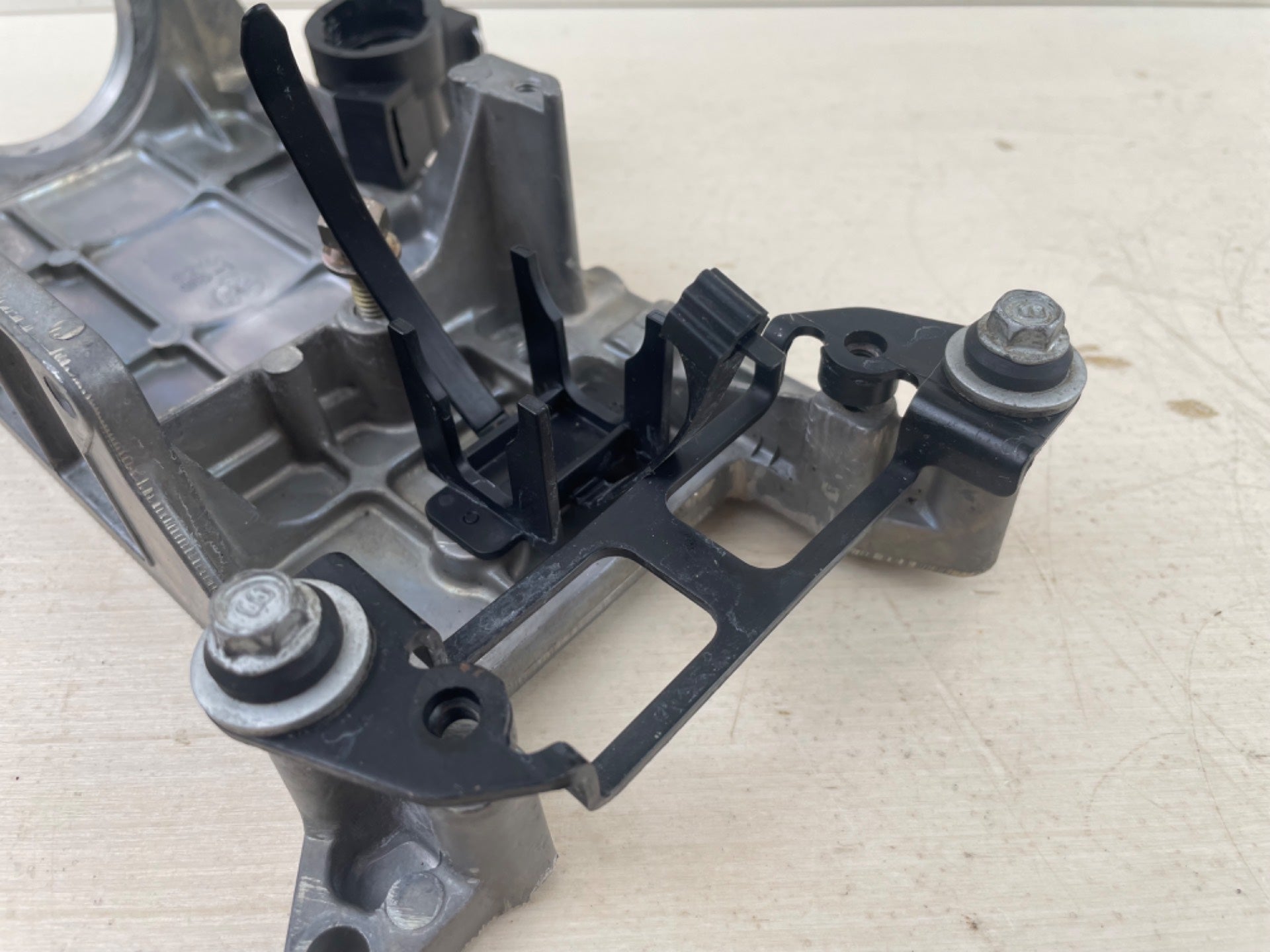 95-2004 Yamaha 50HP 4 Stroke Outboard Starter Motor Bracket 62Y-81822-01-94