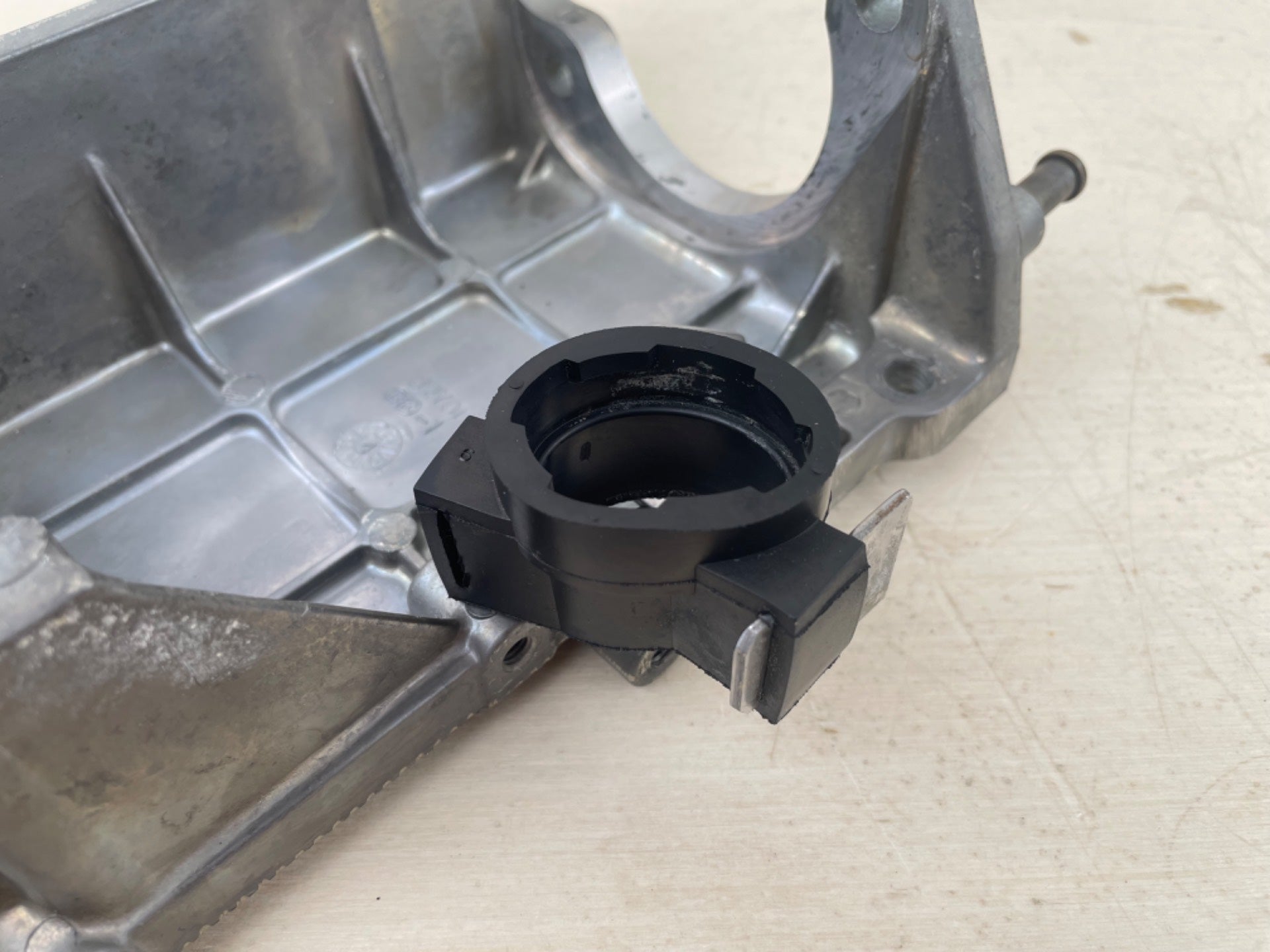 95-2004 Yamaha 50HP 4 Stroke Outboard Starter Motor Bracket 62Y-81822-01-94