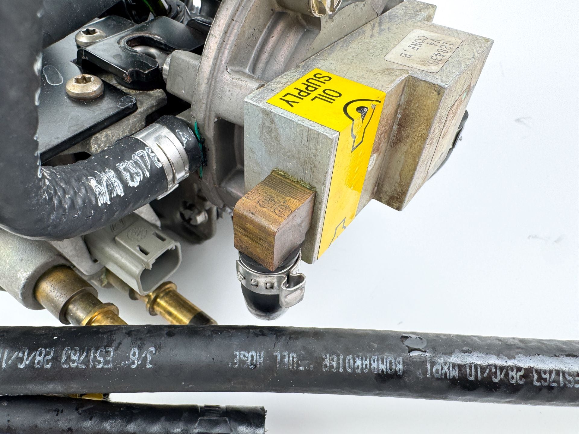 2005 Evinrude 115 HP 2 Stroke Outboard Oil Manifold & Pump 5000836 OEM