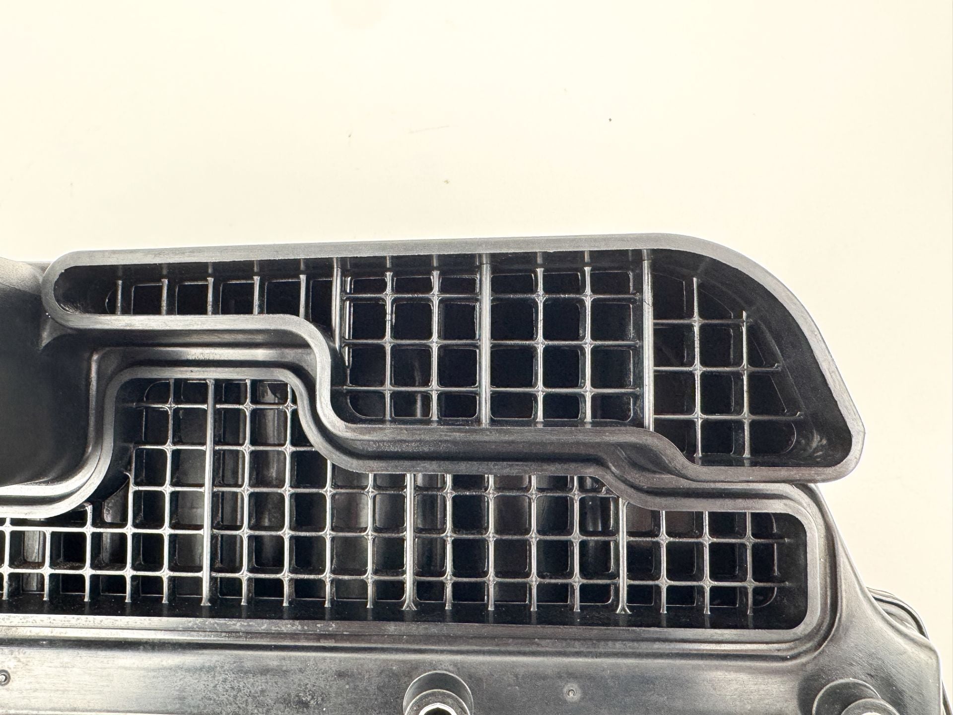 2005 Yamaha 300 HP HPDI 2 Stroke Outboard Intake Air Silencer Assembly 60V-14440-00-00 OEM