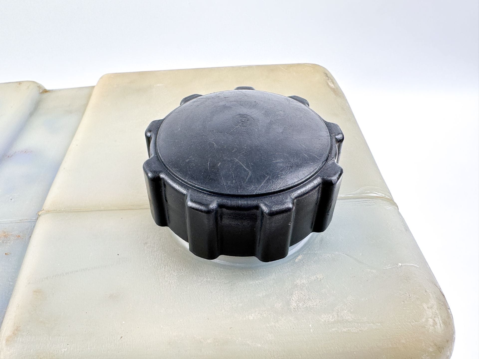 Yamaha Outboard Remote 2 Stroke Oil Tank Assembly With Pump 2.8 Gallons