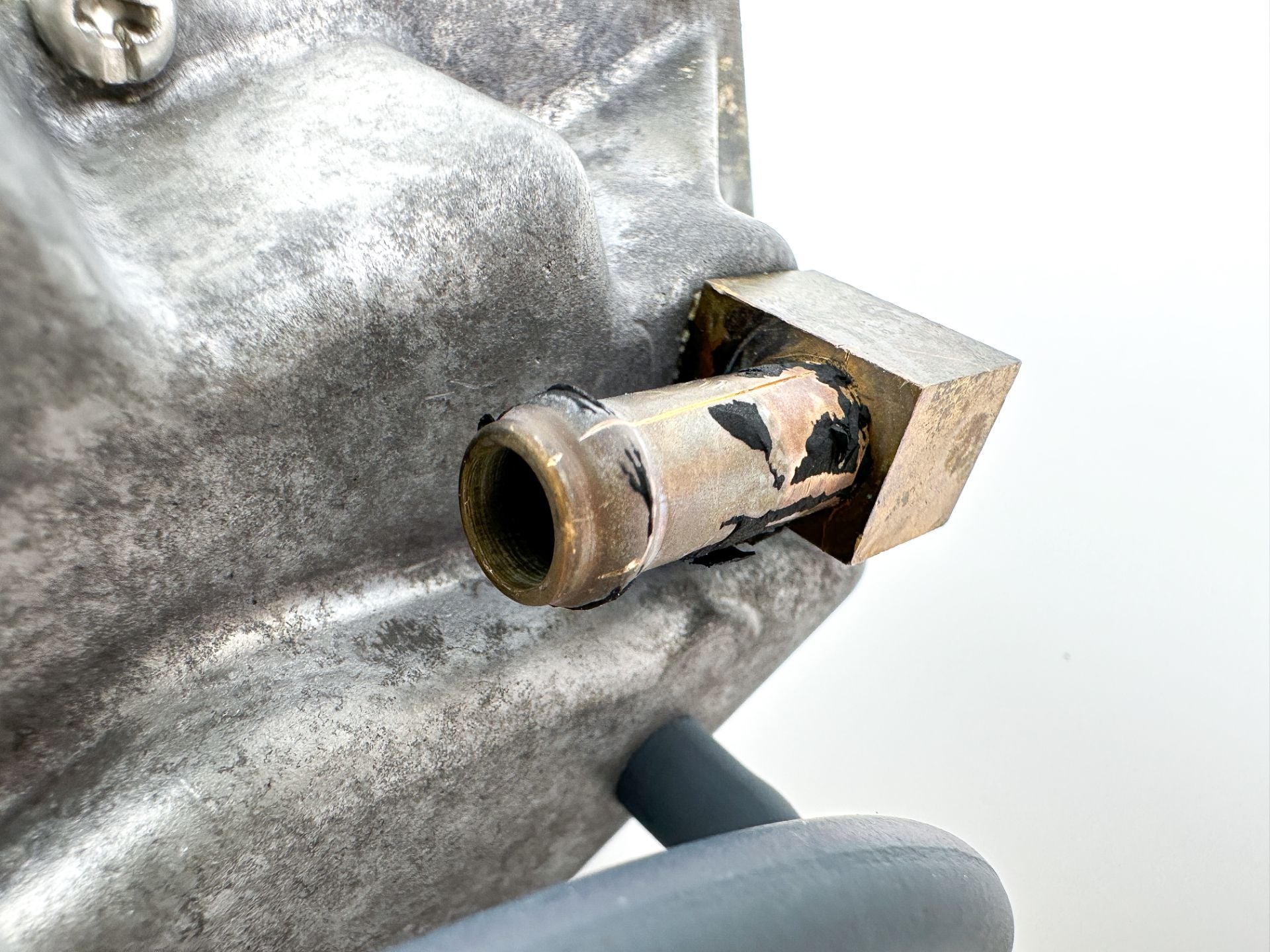 2000 Yamaha 115 HP 4 Stroke VST Float Chamber Assembly 68V-14180-00-00 Cleaned & Tested