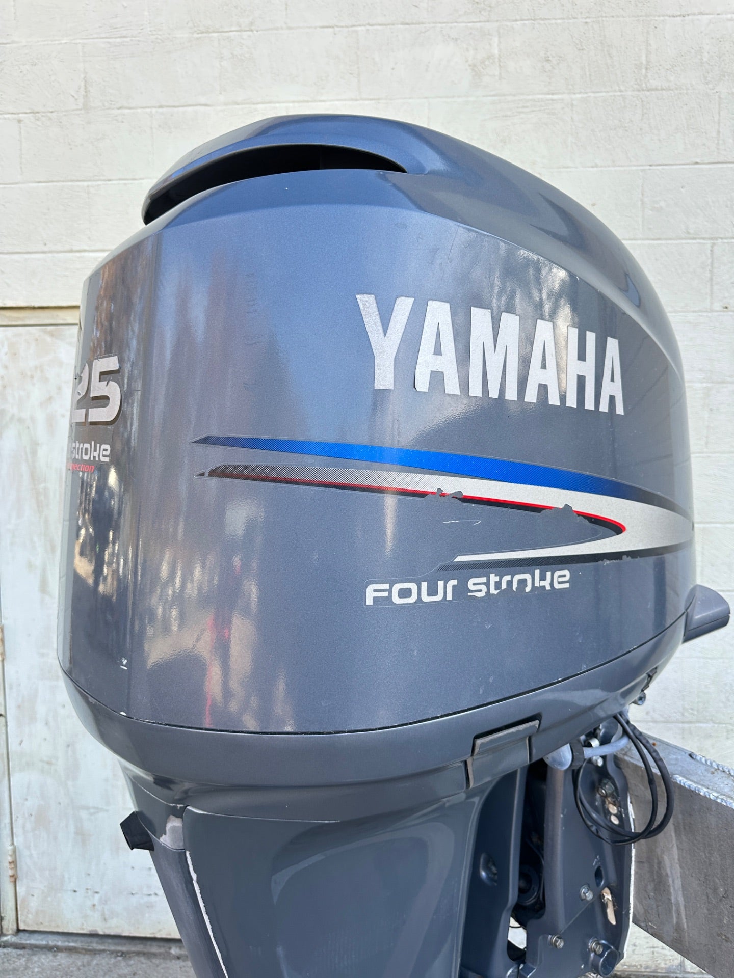 2005 Yamaha F225 225HP 4 Stroke Outboard Engine W/ 25" Shaft Standard Rotation