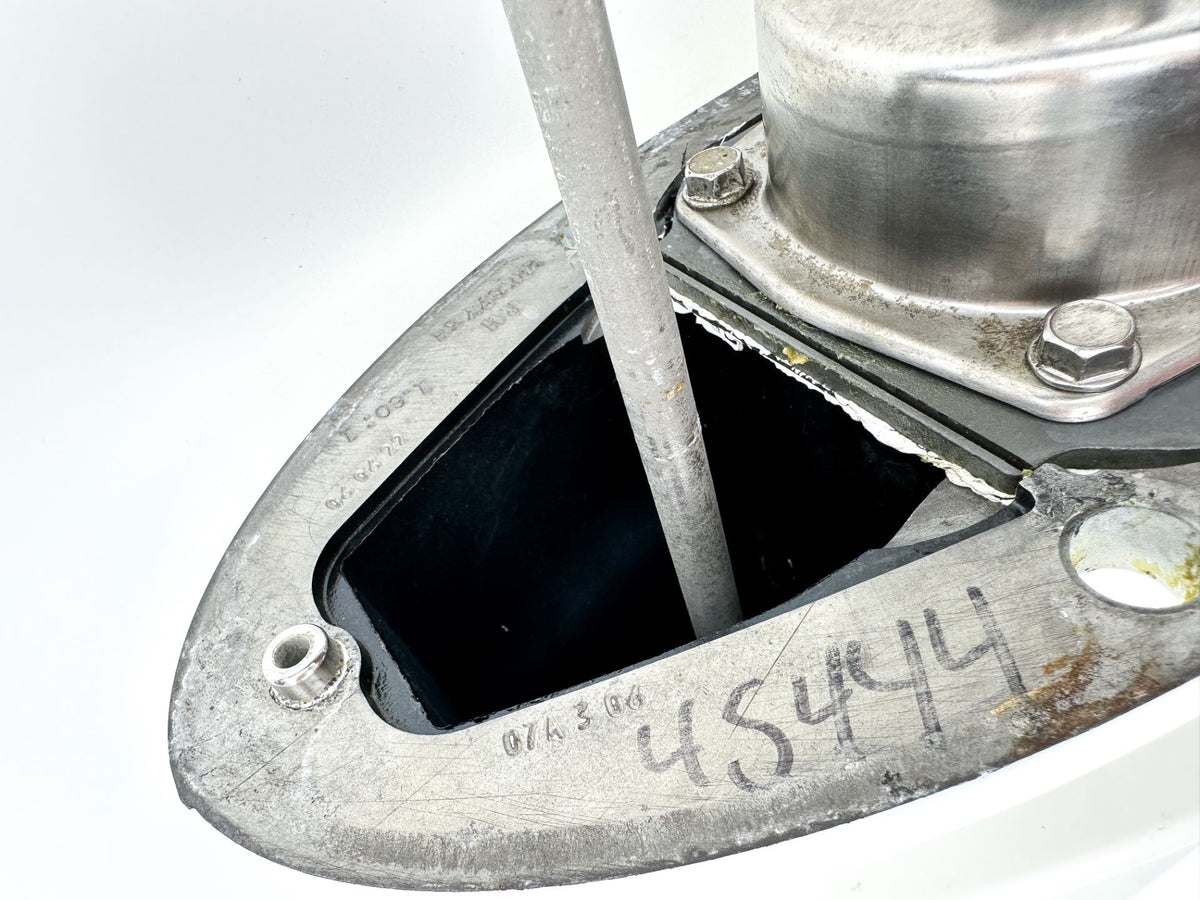 Mercury 450R XXL Lower Unit Gear Case 5.44 Housing 1.6 8M0159677 - Fusion White
