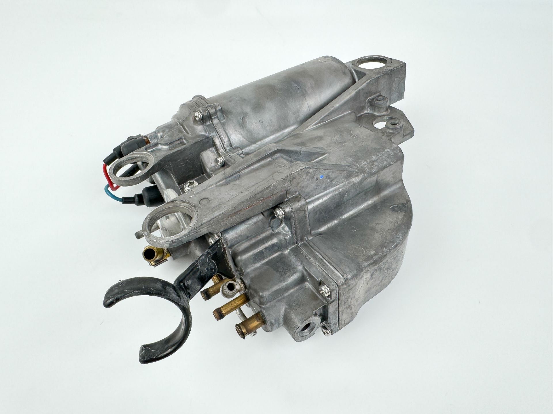 2005 Yamaha 250 HP 2 Stroke Outboard VST Float Chamber Assembly 60V-14980-00-00 OEM
