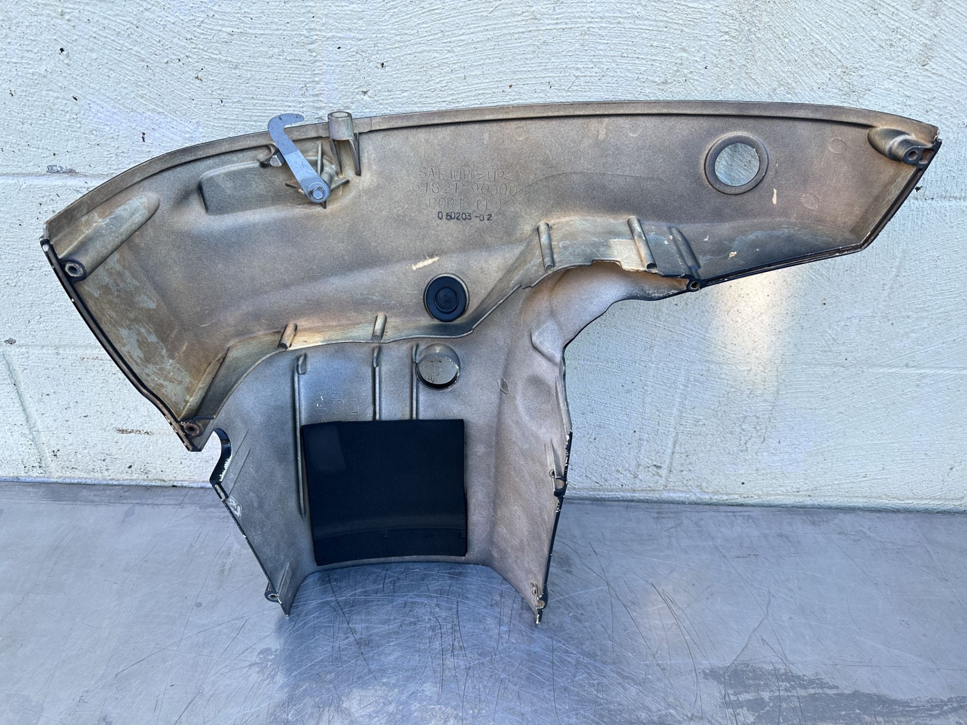 2005 Suzuki 140 HP 4 Stroke Outboard Lower Apron Cowling Port 61820-90J11-0EP OEM