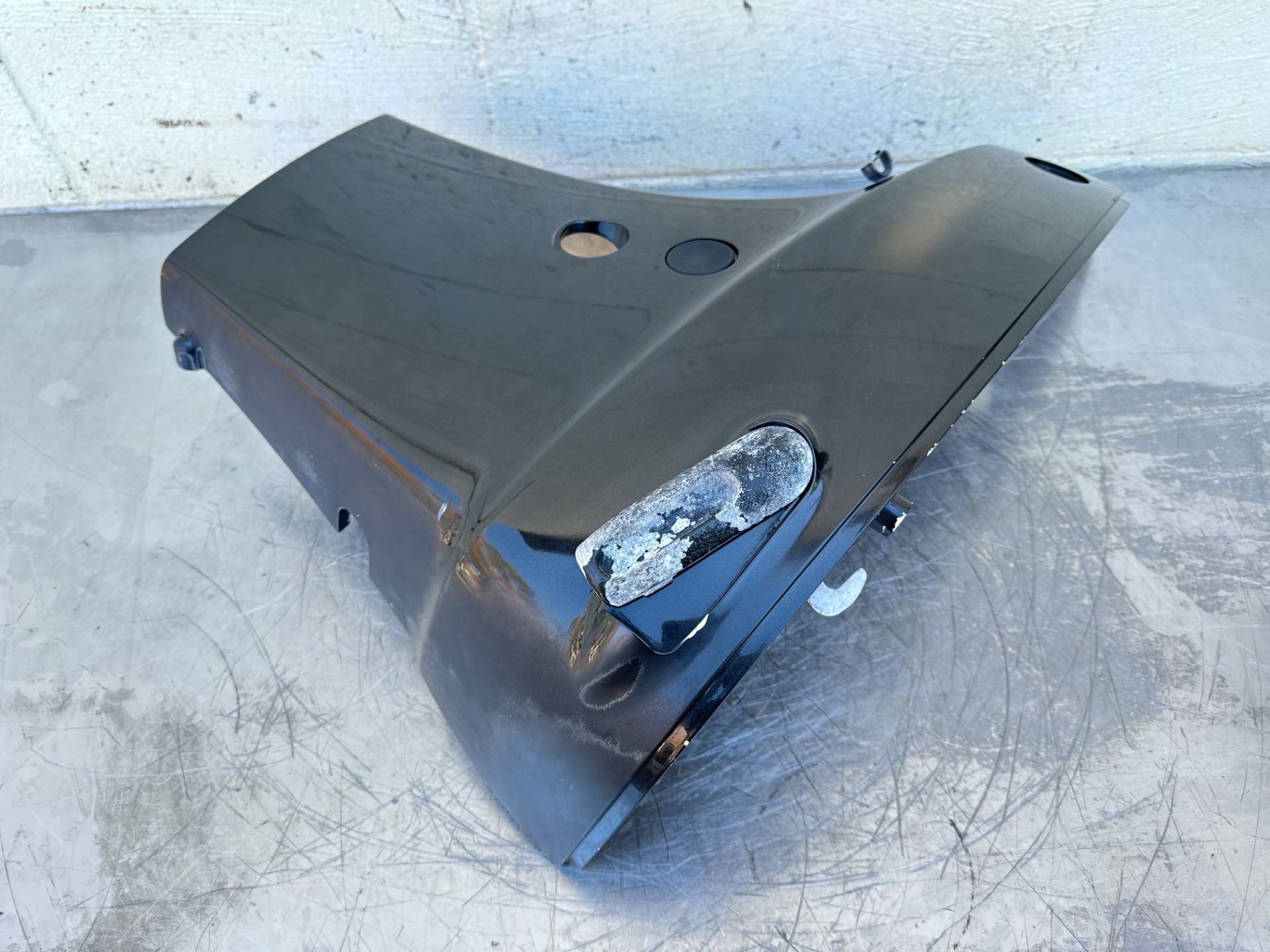 2005 Suzuki 140 HP 4 Stroke Outboard Lower Apron Cowling Port 61820-90J11-0EP OEM