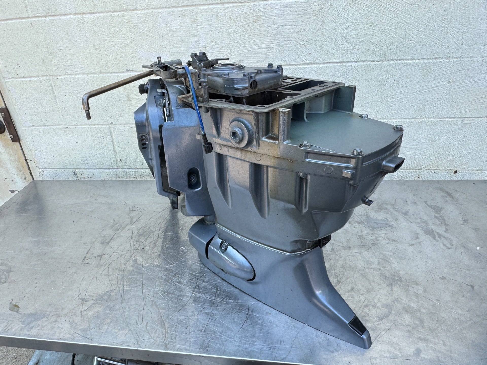 2003 Yamaha 115 HP 4 Stroke Outboard Complete Midsection & Swivel Bracket 64E-43311-10-8D OEM