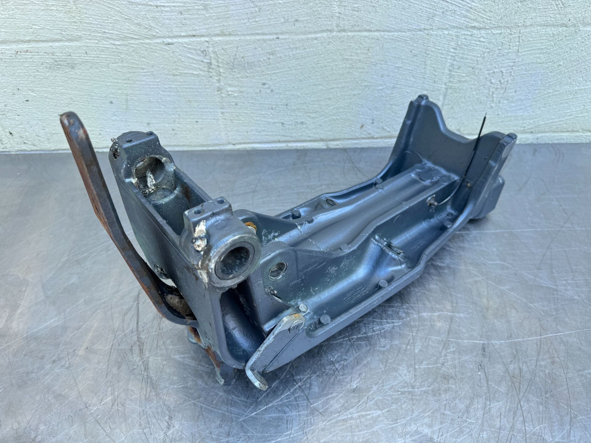 2005 Yamaha 225 HP 4 Stroke Outboard Swivel Bracket 69J-42510-00-8D OEM